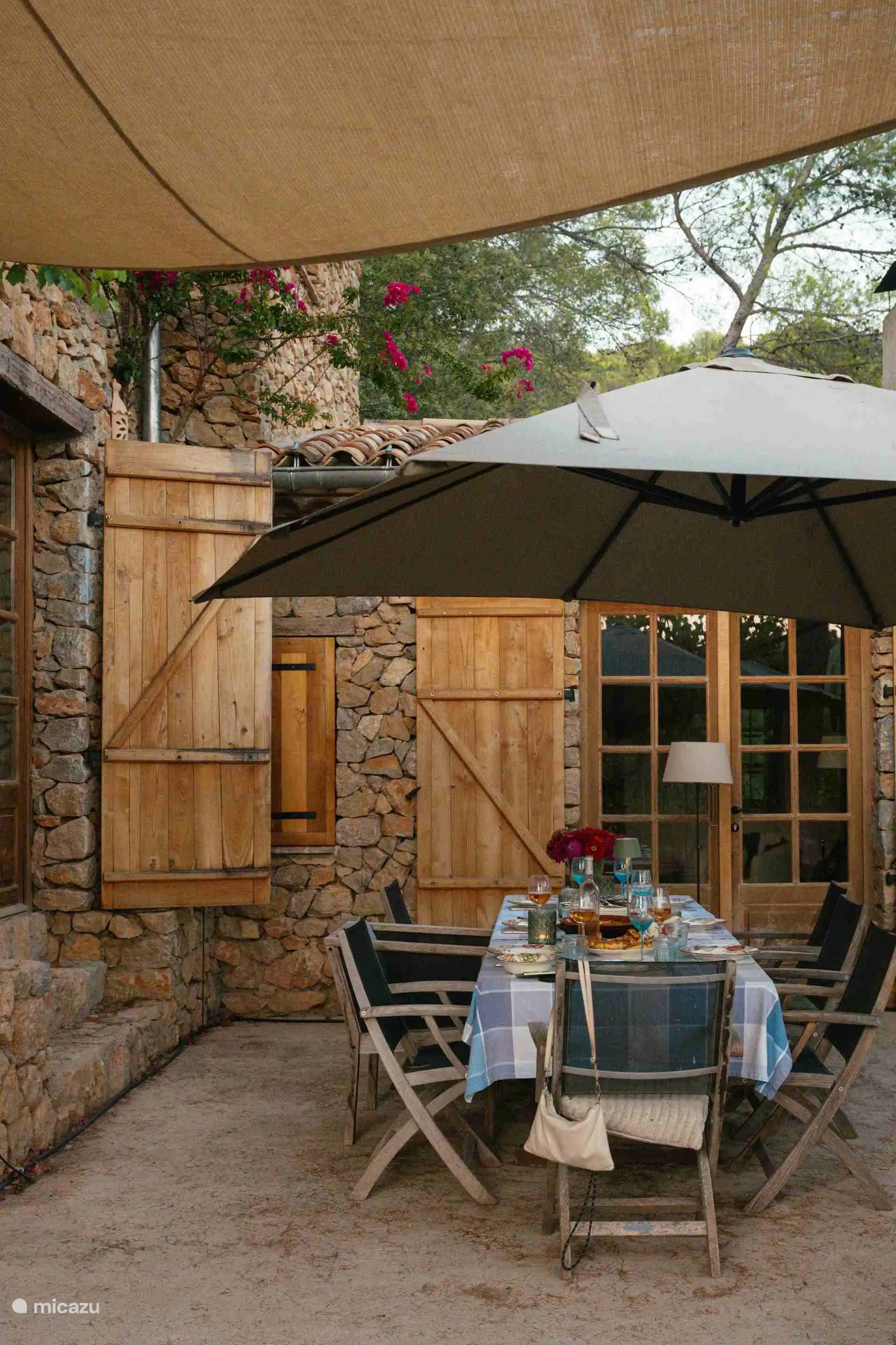 Mesa de jardín en la terraza de la habitación