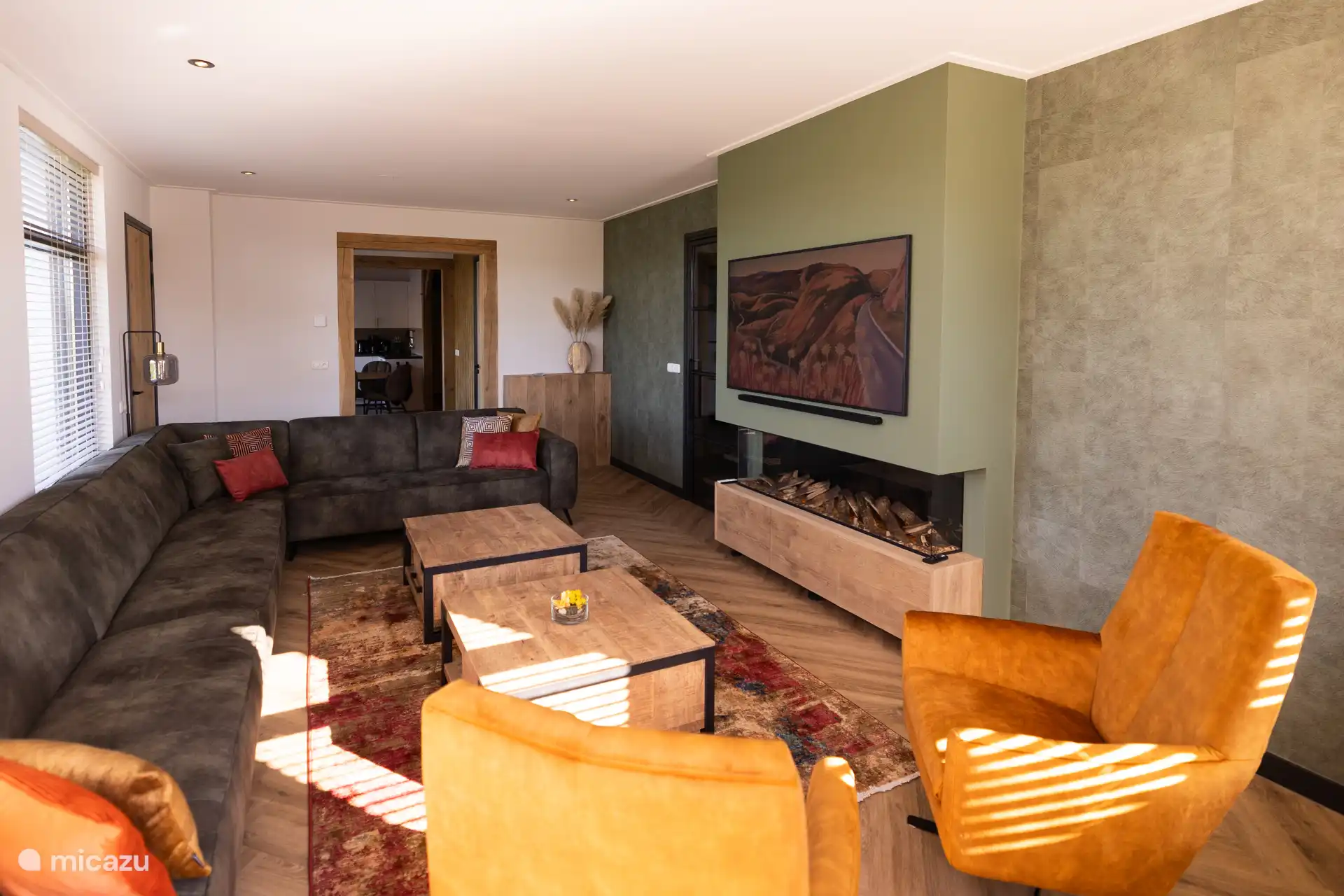 Das geräumige Wohnzimmer