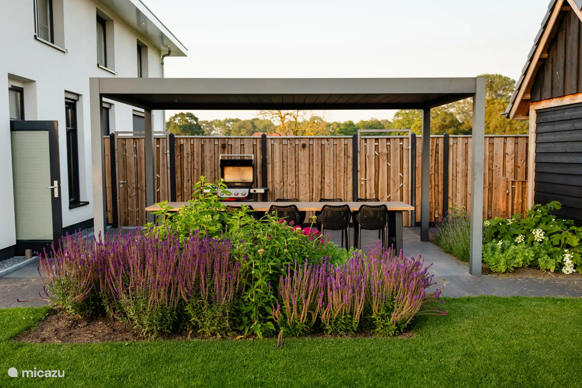 Tuin in bloei en eettafel