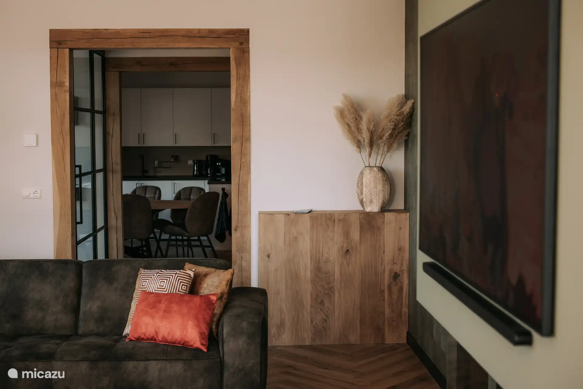 Blick vom Wohnzimmer in die Küche