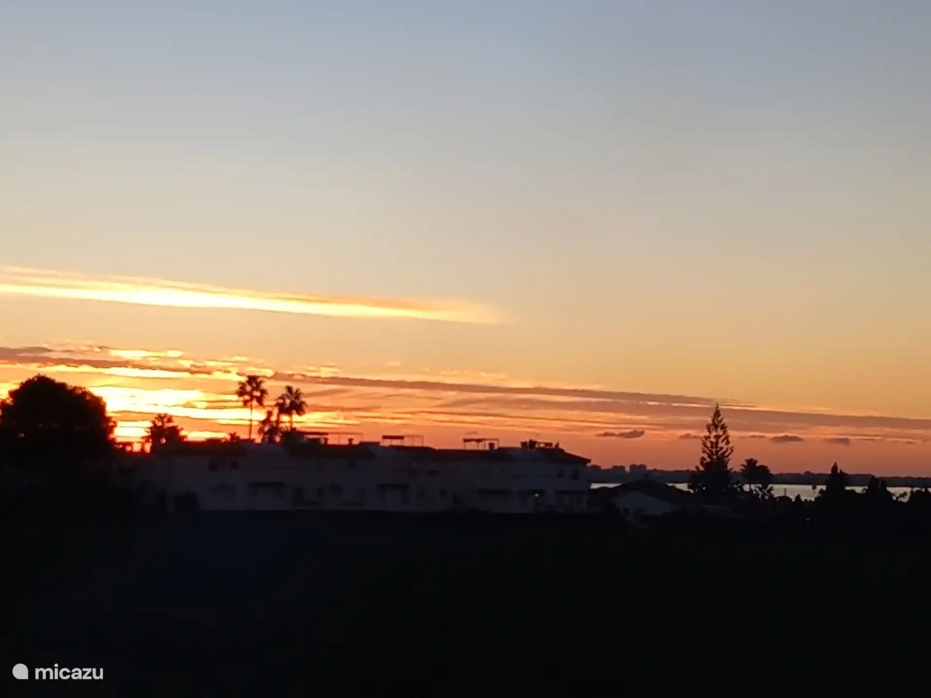 Zonsopkomst boven de artisjokvelden. Uitzicht vanuit de keuken.