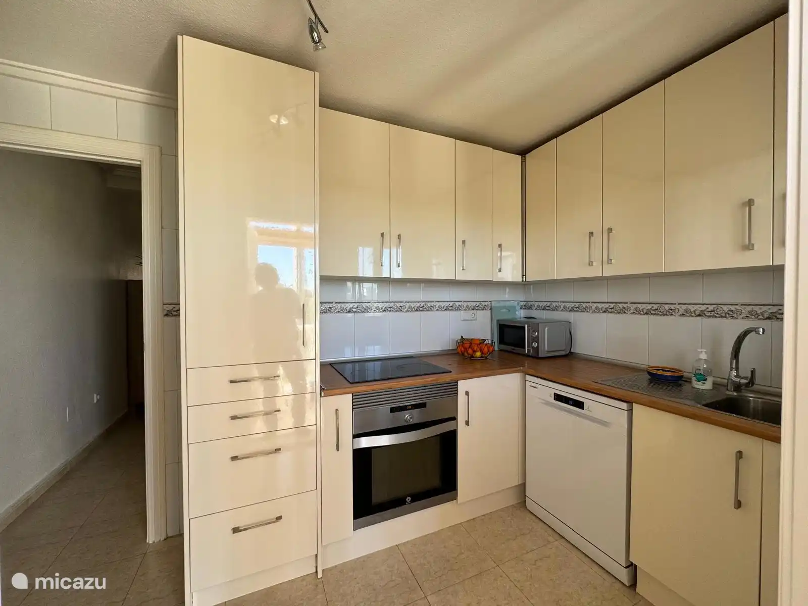 Complete keuken met oven en afwasmachine.