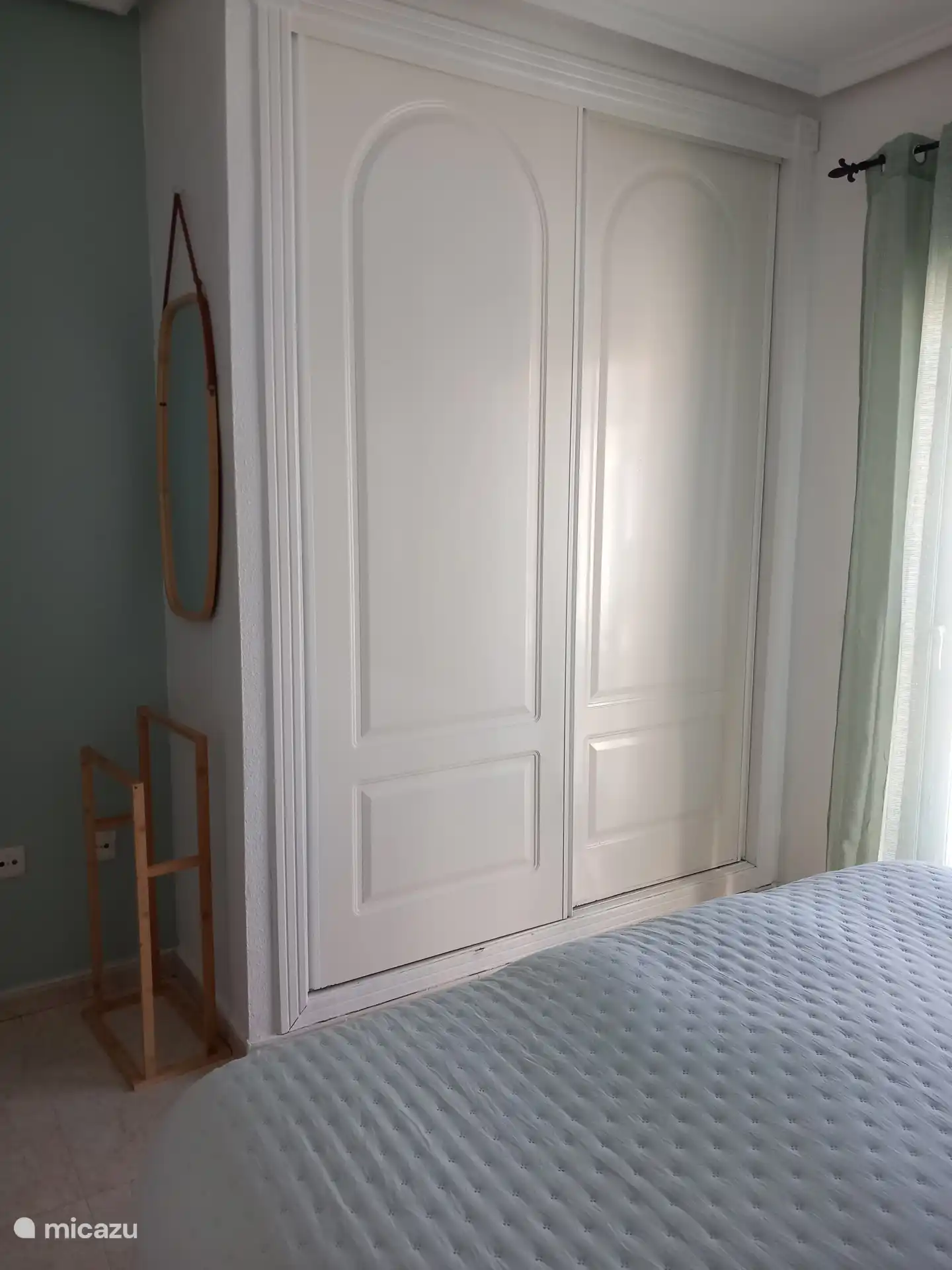 Ruime kledingkast, strijkijzer en strijkplank, hangers en legplanken