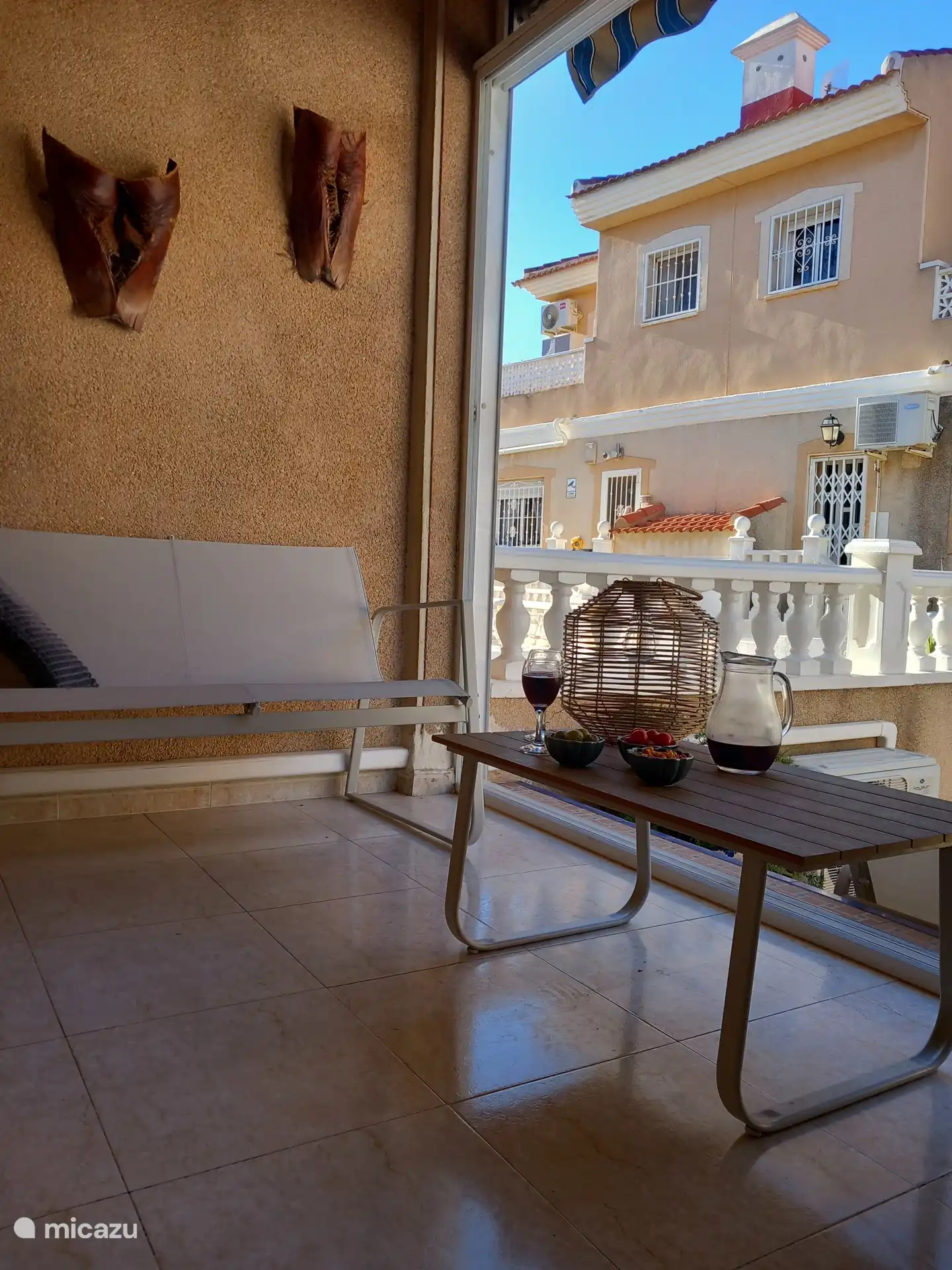 Overdekte veranda met glazen schuifpui