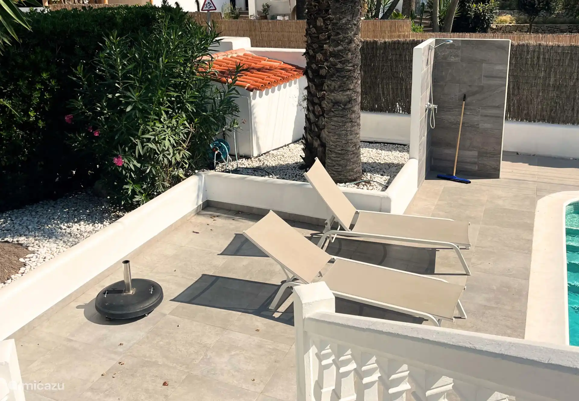 Ligbedden staan uitnodigend klaar, rondom het privé zwembad.