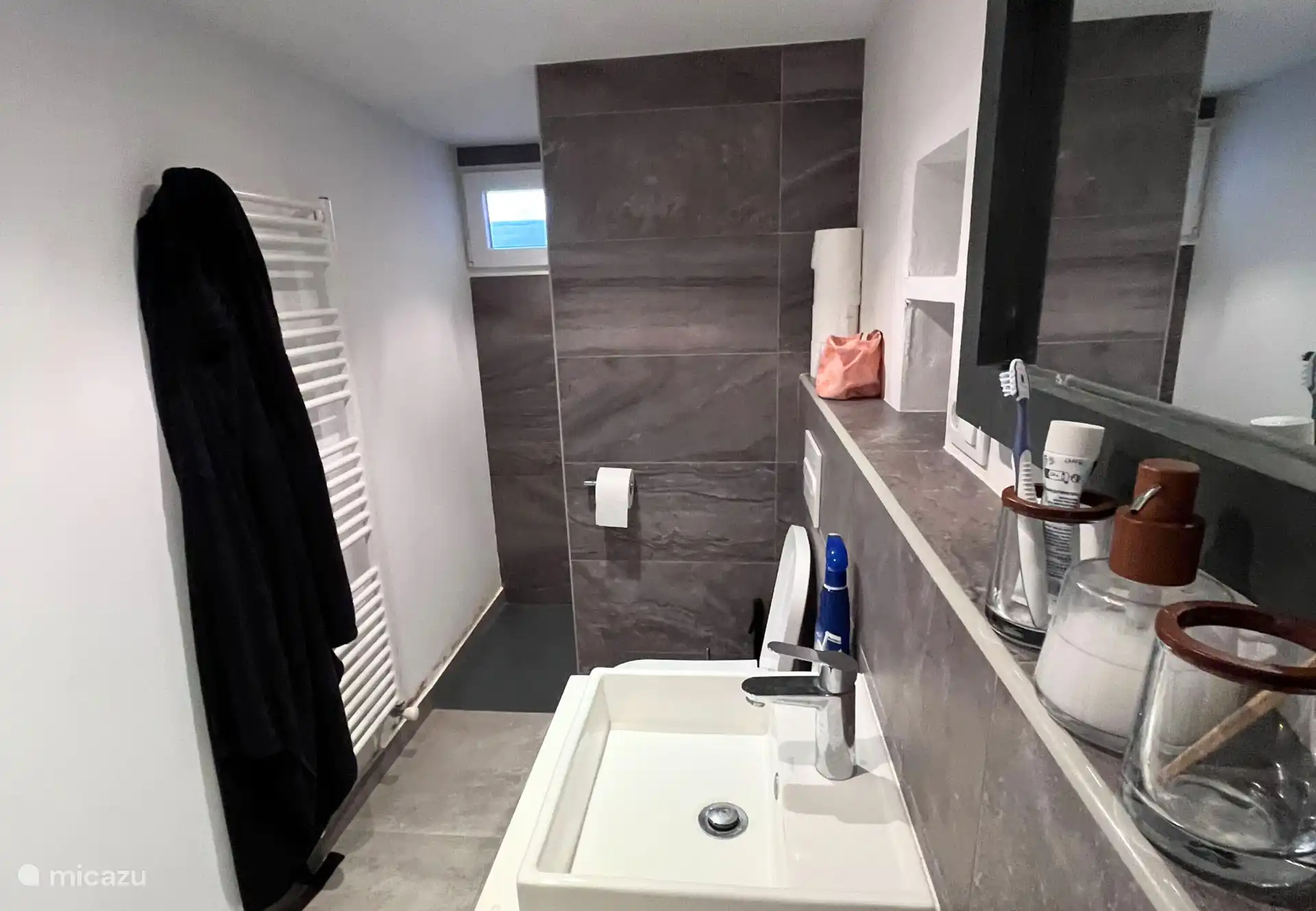 De villa beschikt over 3 badkamers.