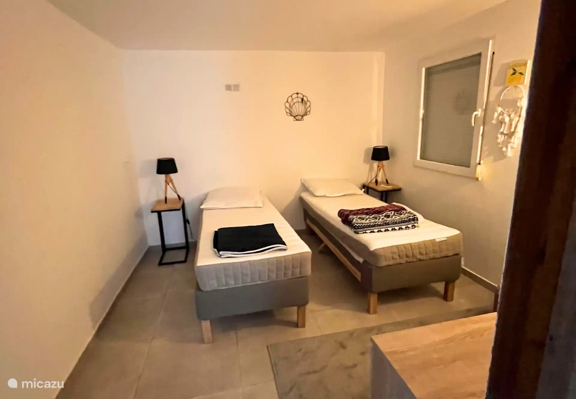 In het hoofdverblijf zijn twee comfortabele slaapkamers.