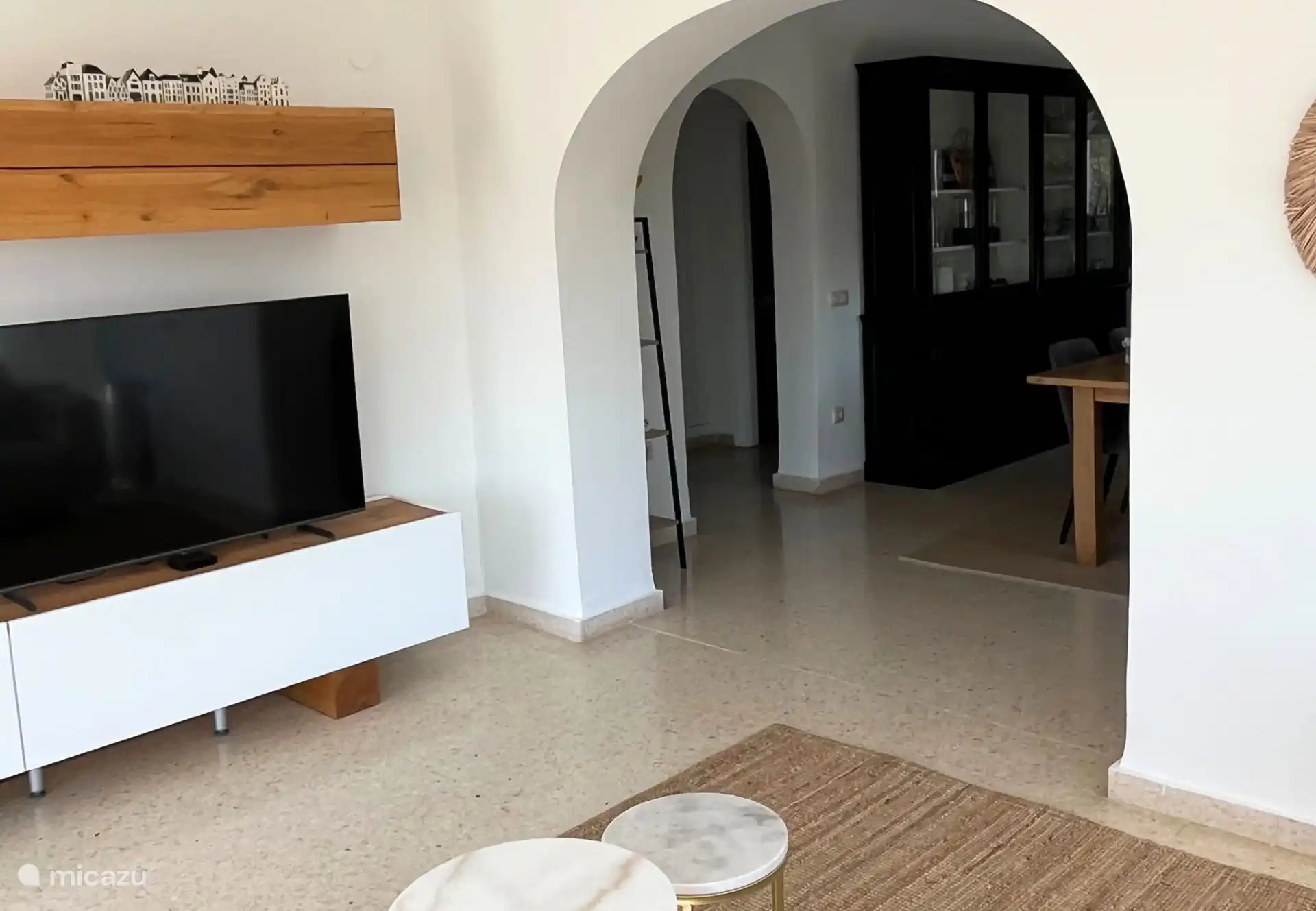 De woonkamer is van alles voorzien; Nederlandse televisie en een Sonos Five, perfect voor een ontspannen avond