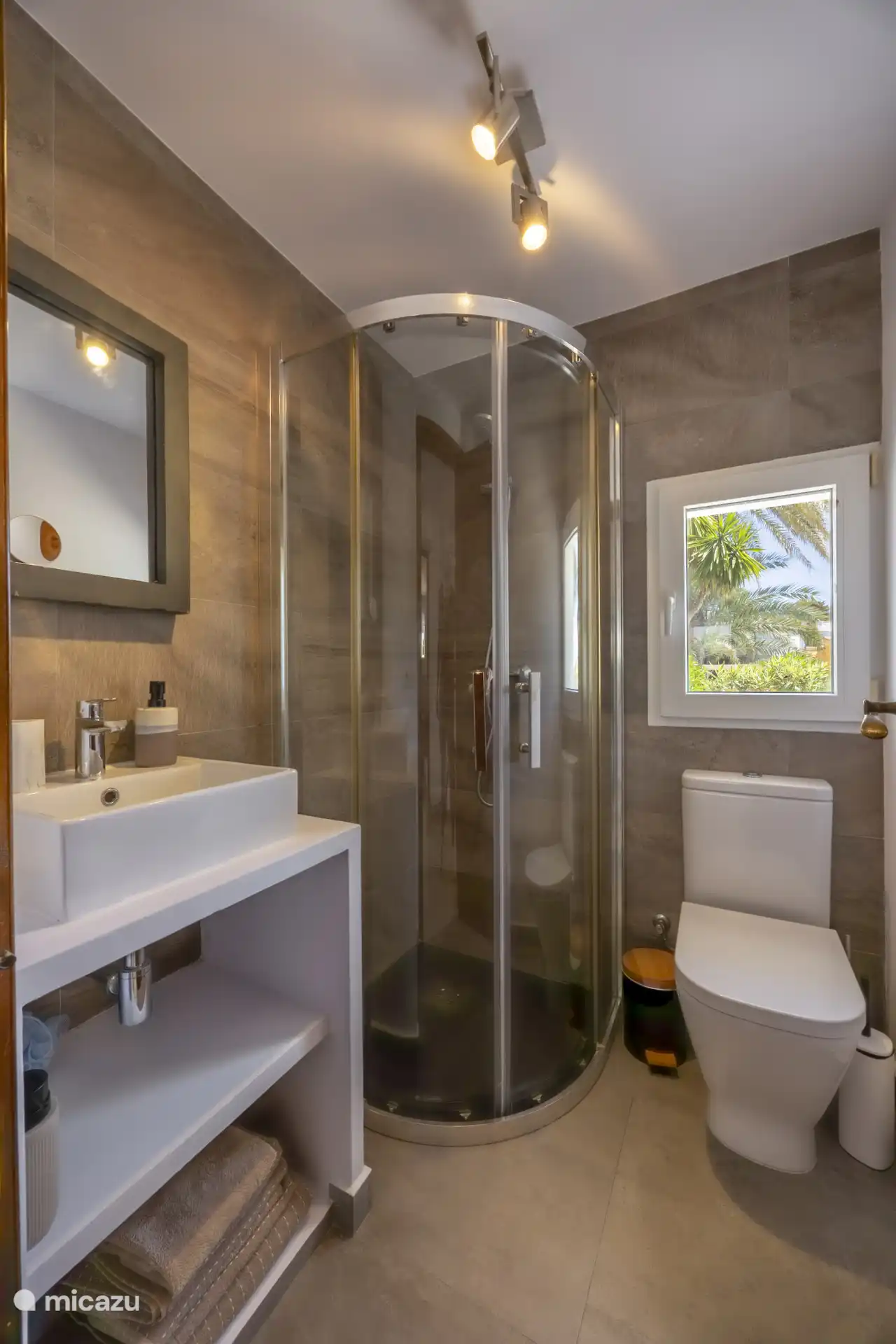 Er bevindt zich hier nog een badkamer met douche, toilet en een enkele wastafel.
