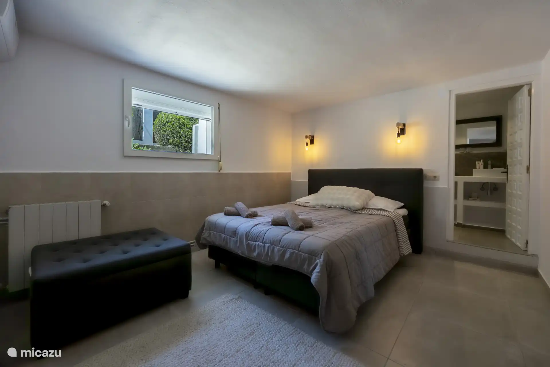 Slaapkamer 1 heeft twee één- persoonsbedden (210 x 90).