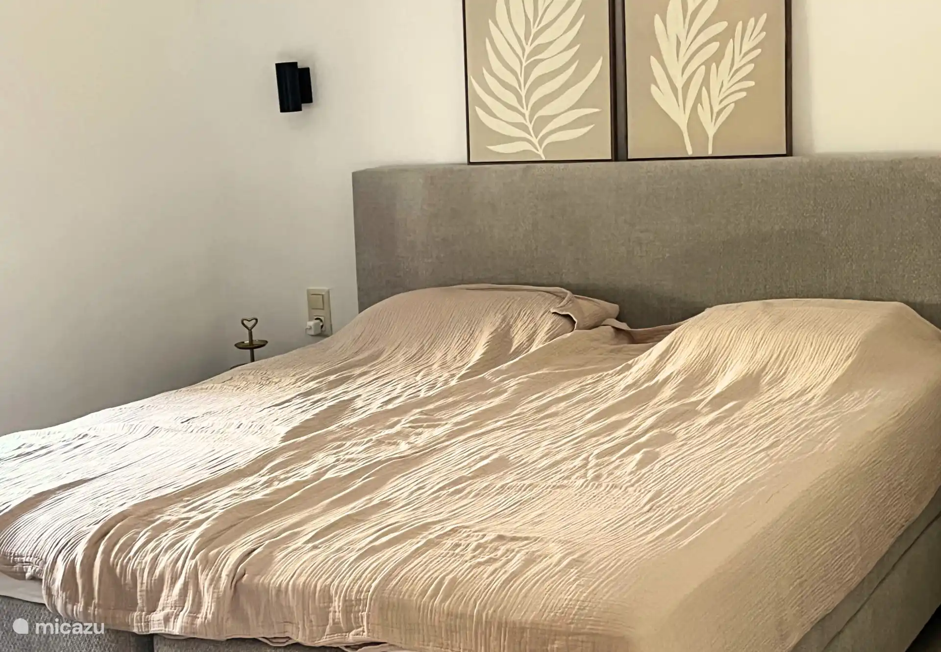 Slaapkamer 1 heeft twee één- persoonsbedden (210 x 90) en een badkamer ensuite.