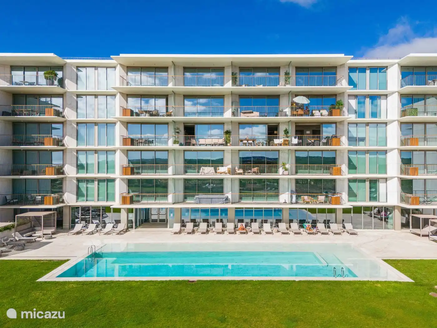 Bayline Paradise swimming pool