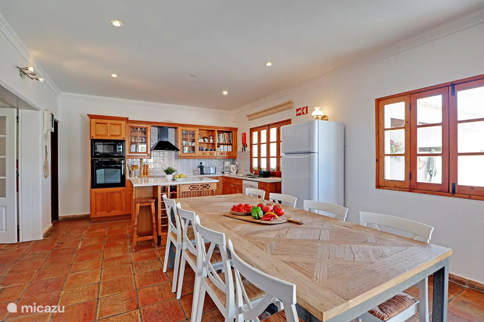 Table à manger et cuisine ouverte