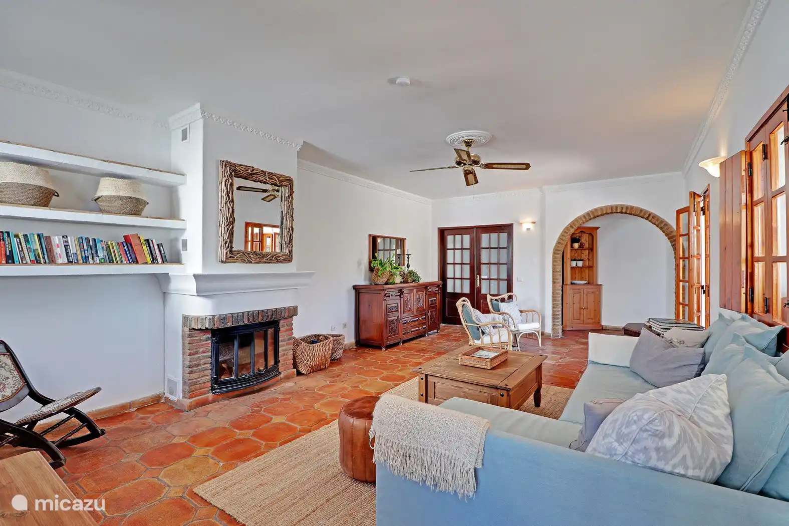 Salon douillet avec cheminée