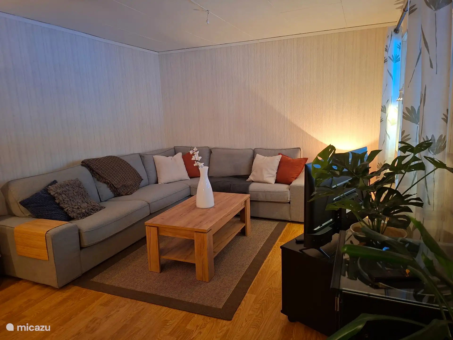 Salón acogedor con sofá de 5 plazas