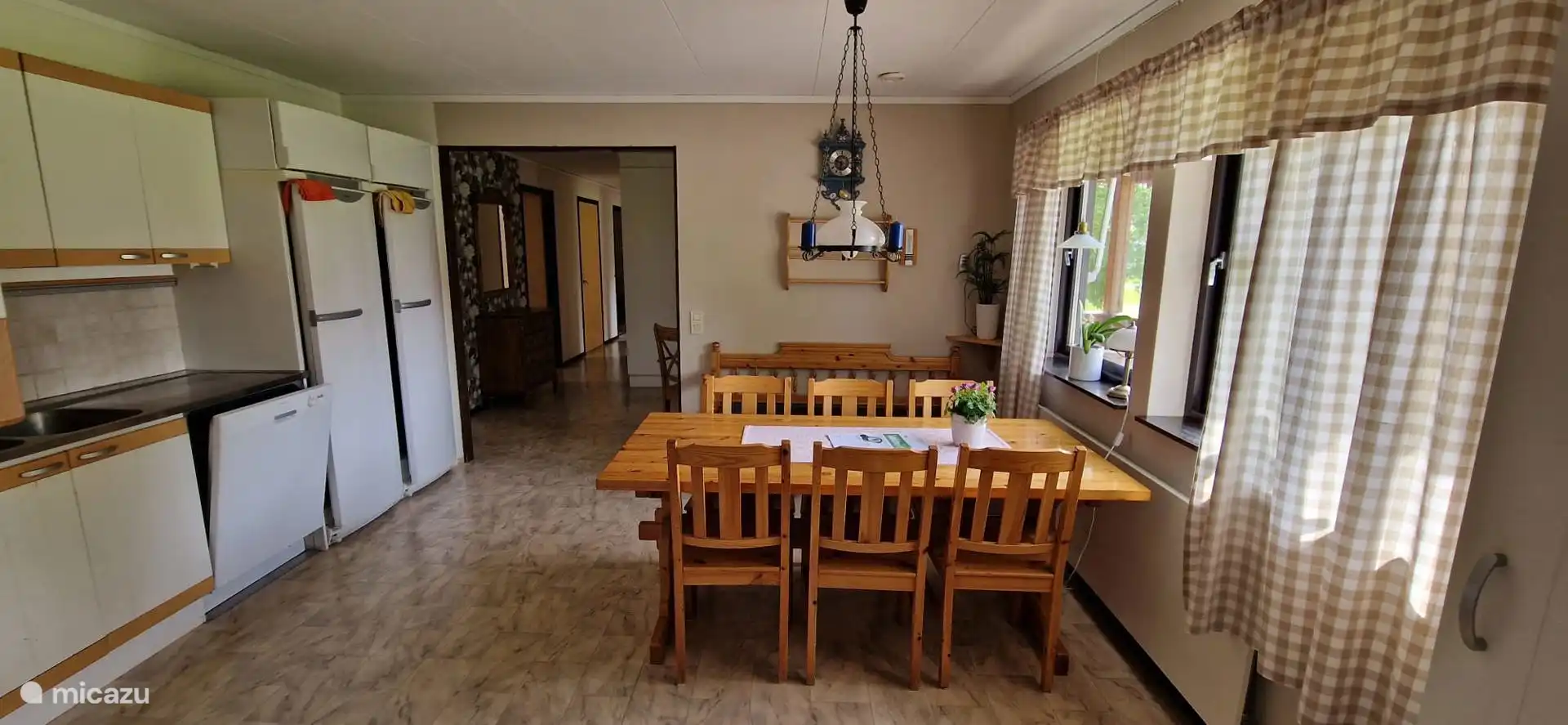 Cocina espaciosa con mesa de comedor