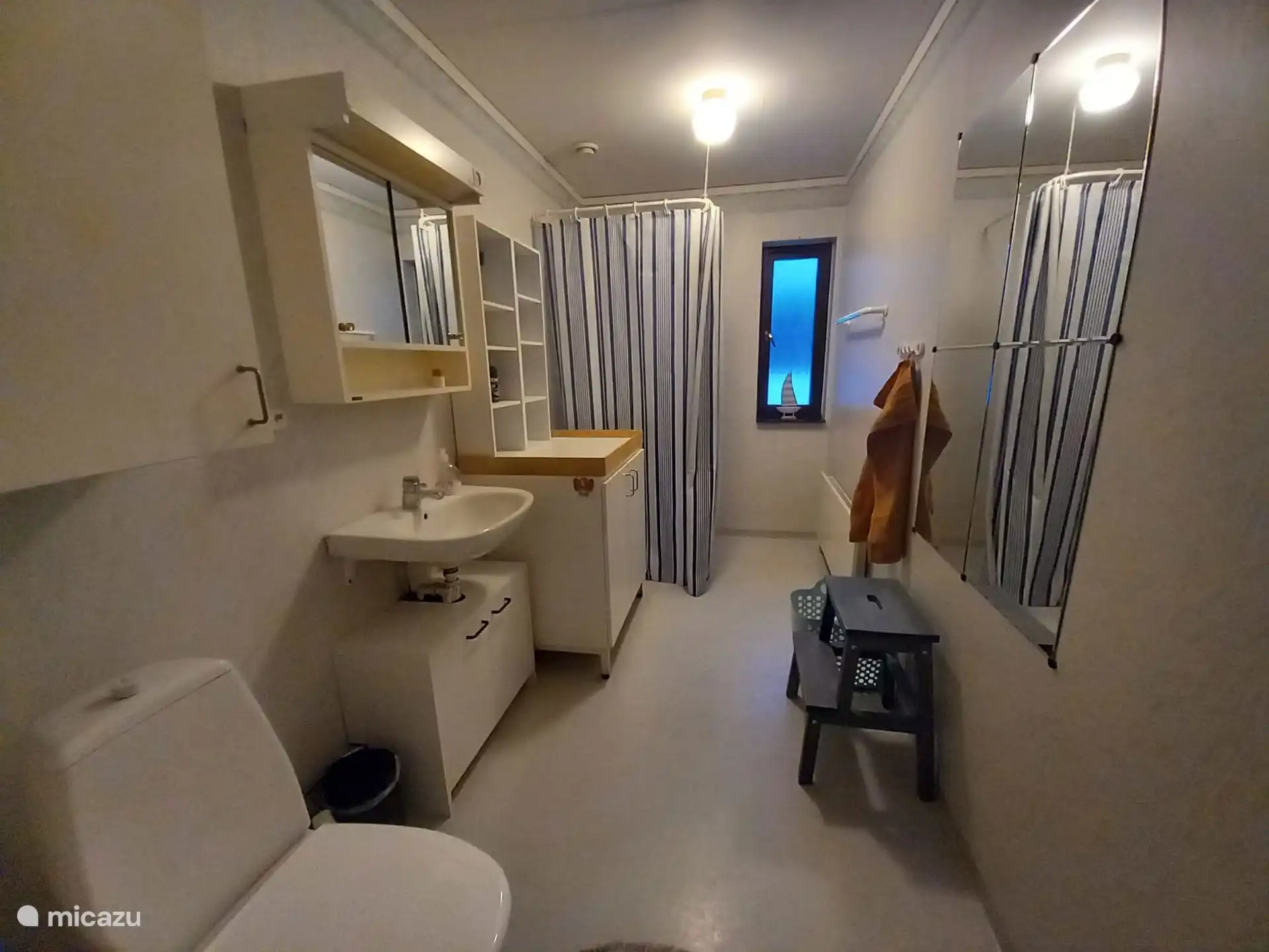 Baño espacioso con ducha y cómoda