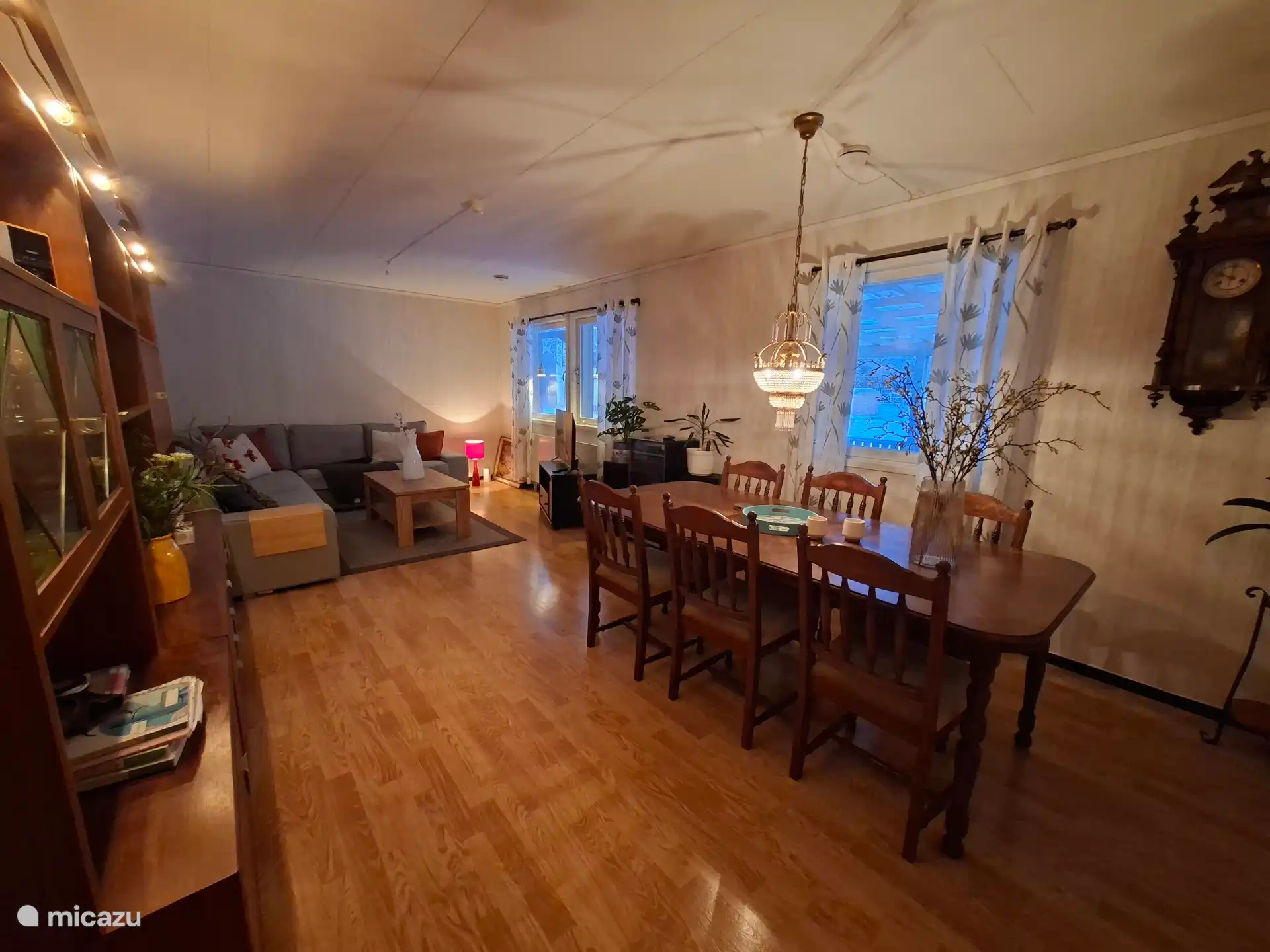 En el salón también hay una mesa de comedor para al menos 6 personas