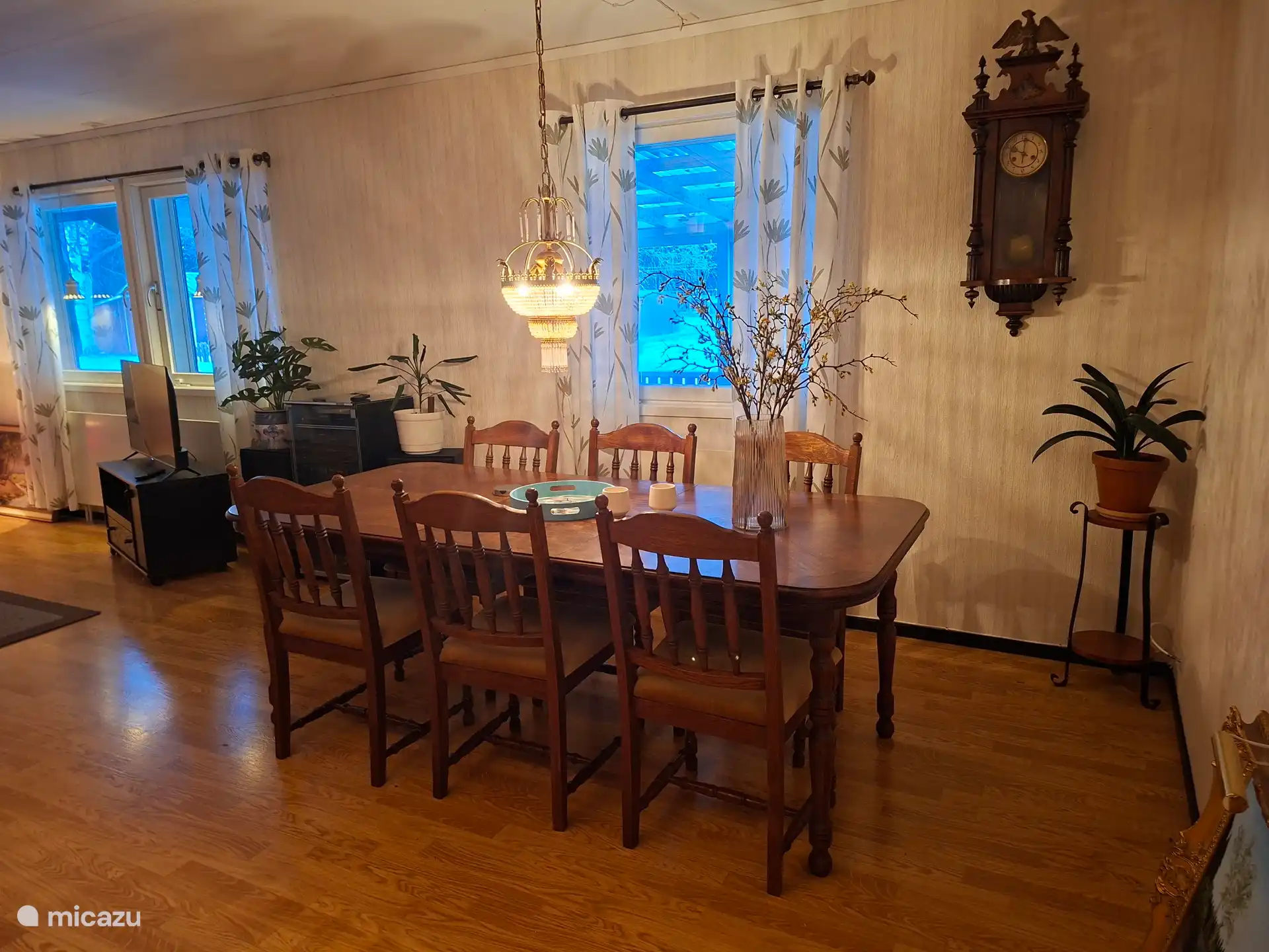 En el salón también hay una mesa de comedor para al menos 6 personas