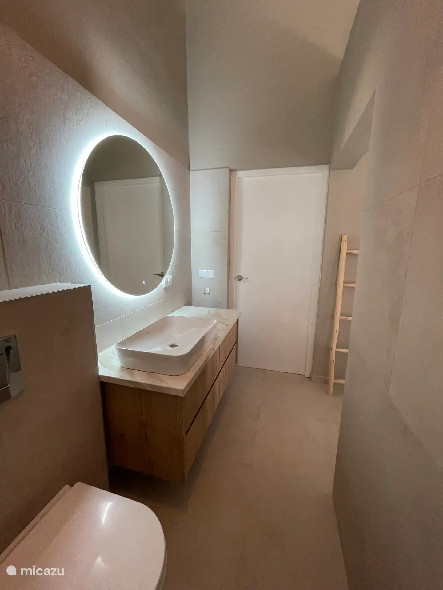 Wastafel met 4 lades en een grote spiegel (kraan wordt nog gemonteerd in januari)