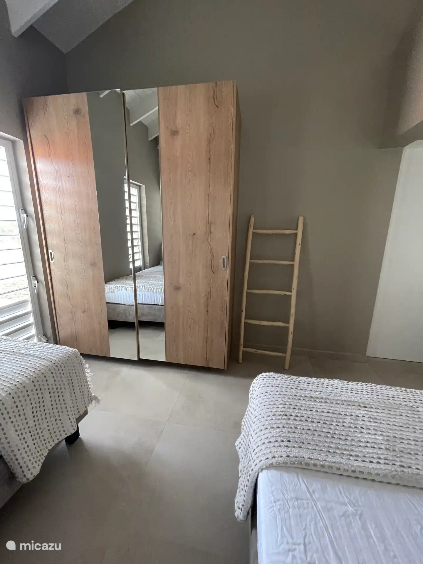 Iedere slaapkamer heeft dezelfde kledingkast. De kledingkast bied heel veel ruimte met lig en hang gedeelte