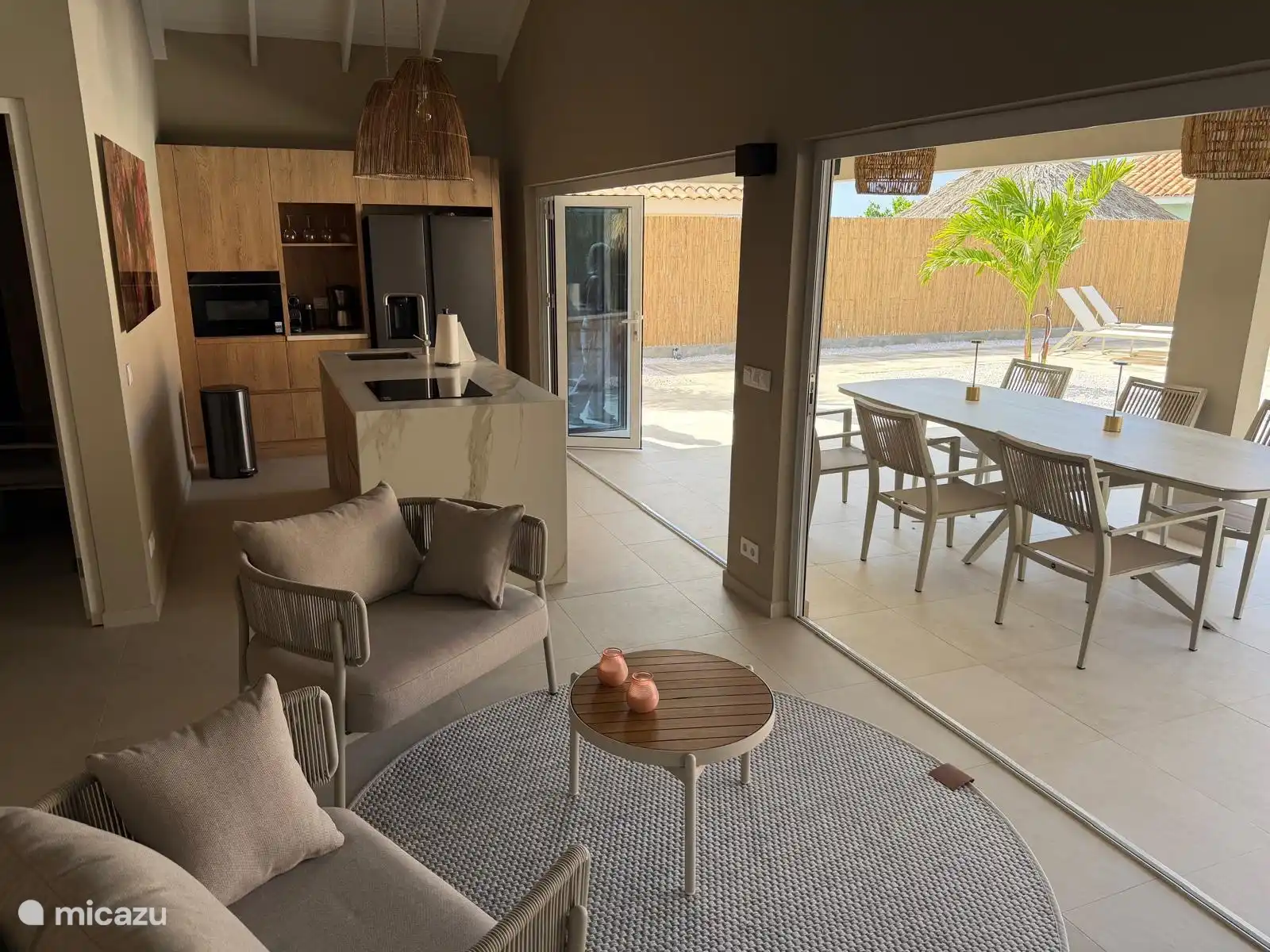 Heerlijk kookeiland van alle gemakken voorzien. Uitzicht vanuit je woonkamer of keuken naar je terras/porche/zwembad.