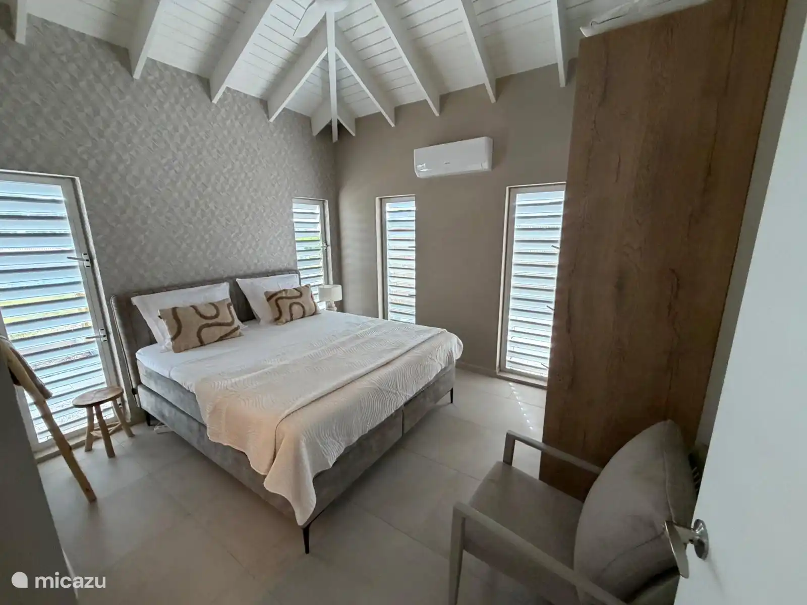 Alle slaapkamers zijn voorzien van airco, plafondventilators ,eigen badkamer/regendouche/toilet. Deze kamer heeft een Kingsize bed van 180 x 210 cm en een ruime kledingkast met spiegel.