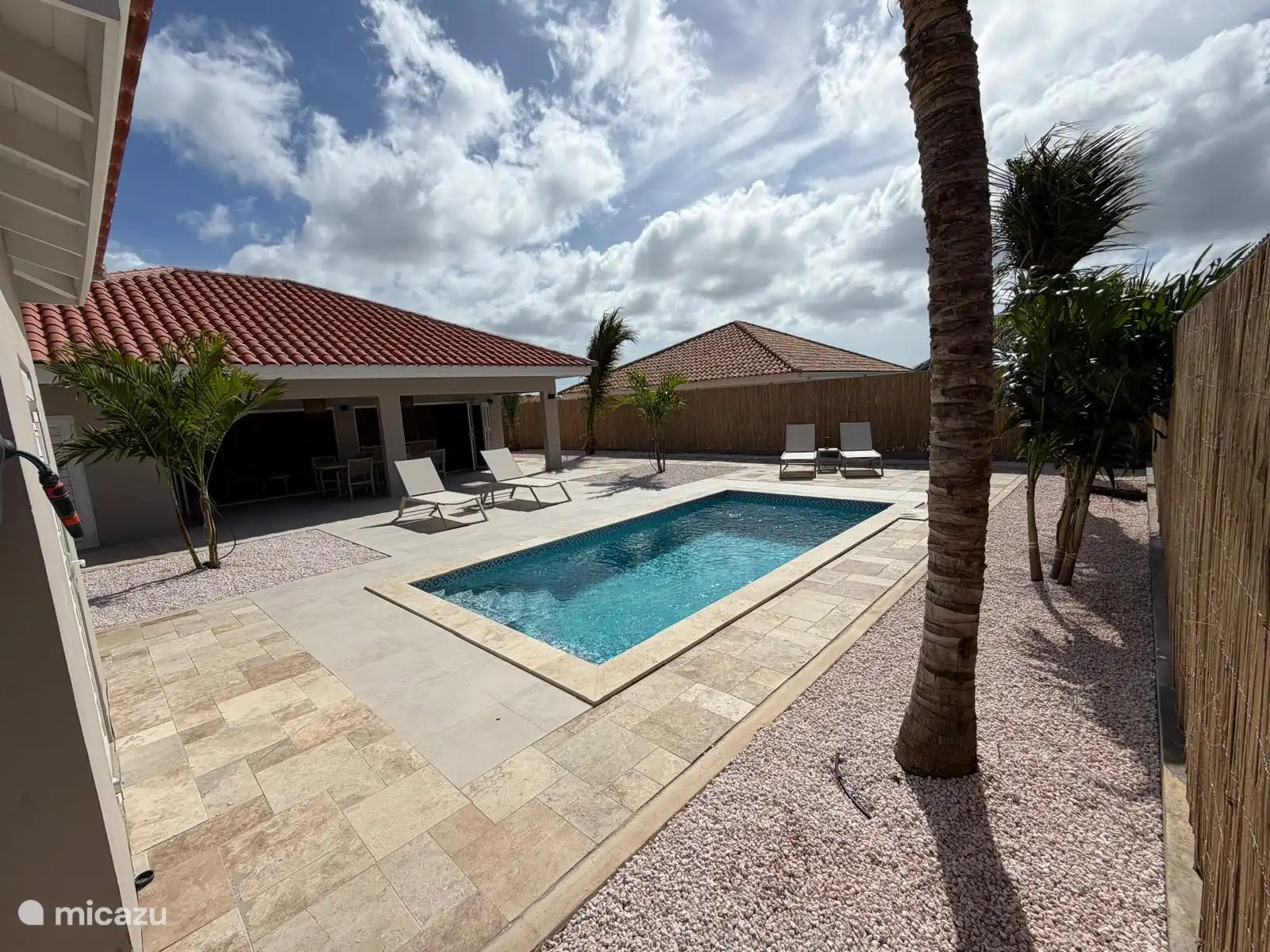 Het terras biedt de hele dag zon en schaduw met een heerlijk windje. 