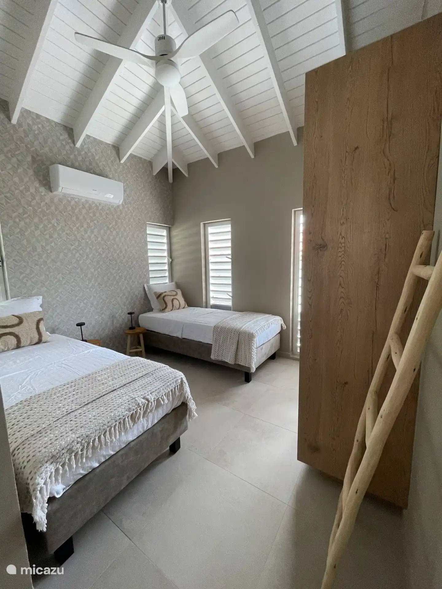 Alle slaapkamers zijn voorzien van airco, plafondventilators en een eigen badkamer/regendouche/toilet. Deze kamer heeft 2x eenpersoonsbed van 90x 200 cm, ruime kledingkast met spiegel. 