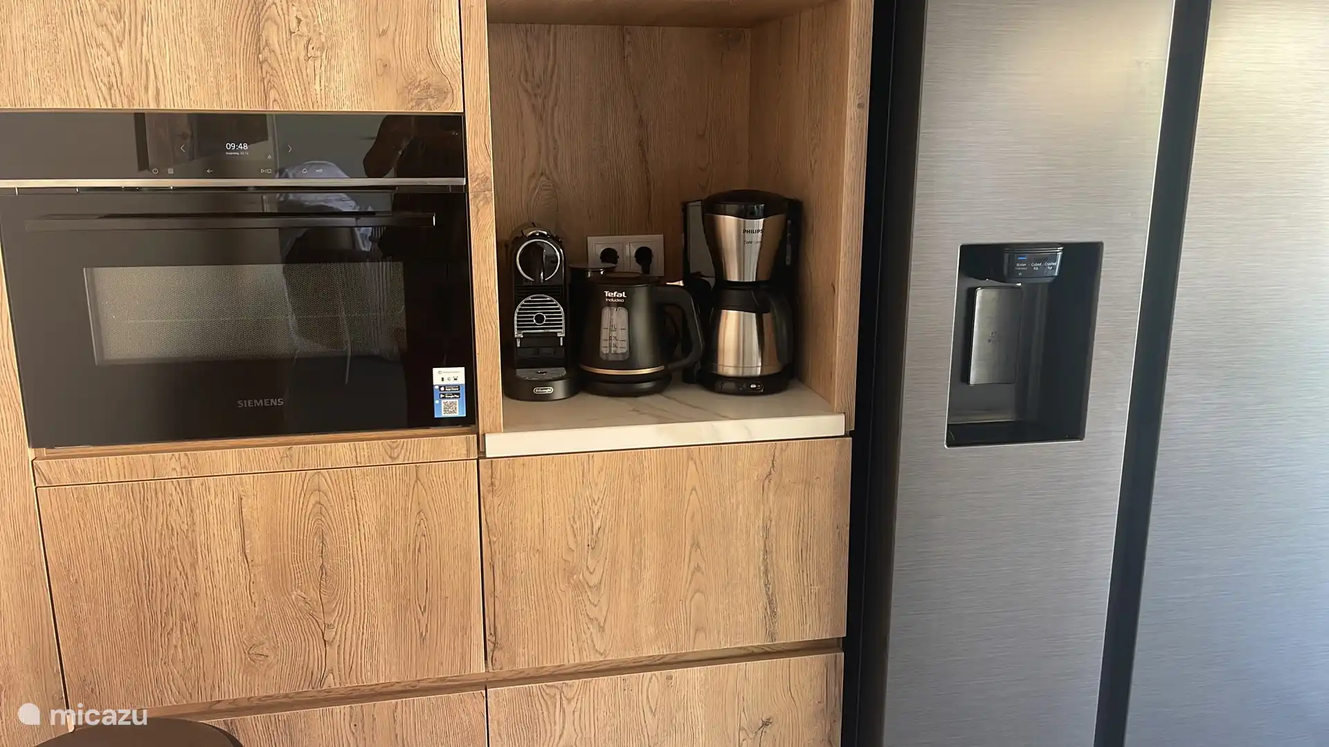 De keuken is uitgerust met een mooie combi oven, Amerikaanse koel/vries combinatie, inductie kookplaat, vaatwasser, Nespresso met melkopschuimer, koffiezetapparaat en waterkoker. 