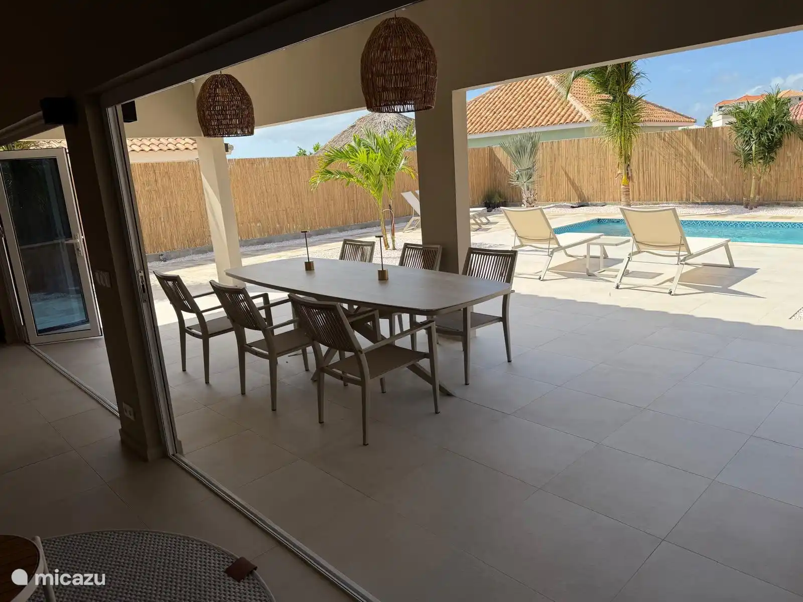 Heerlijk ontbijten of dineren aan deze mooie eettafel onder de schaduw rijke porche. 