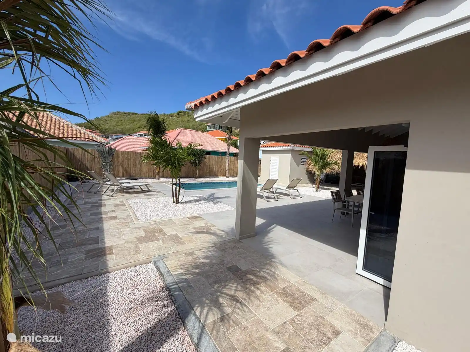 Het hele huis is voorzien van shutterramen en horren