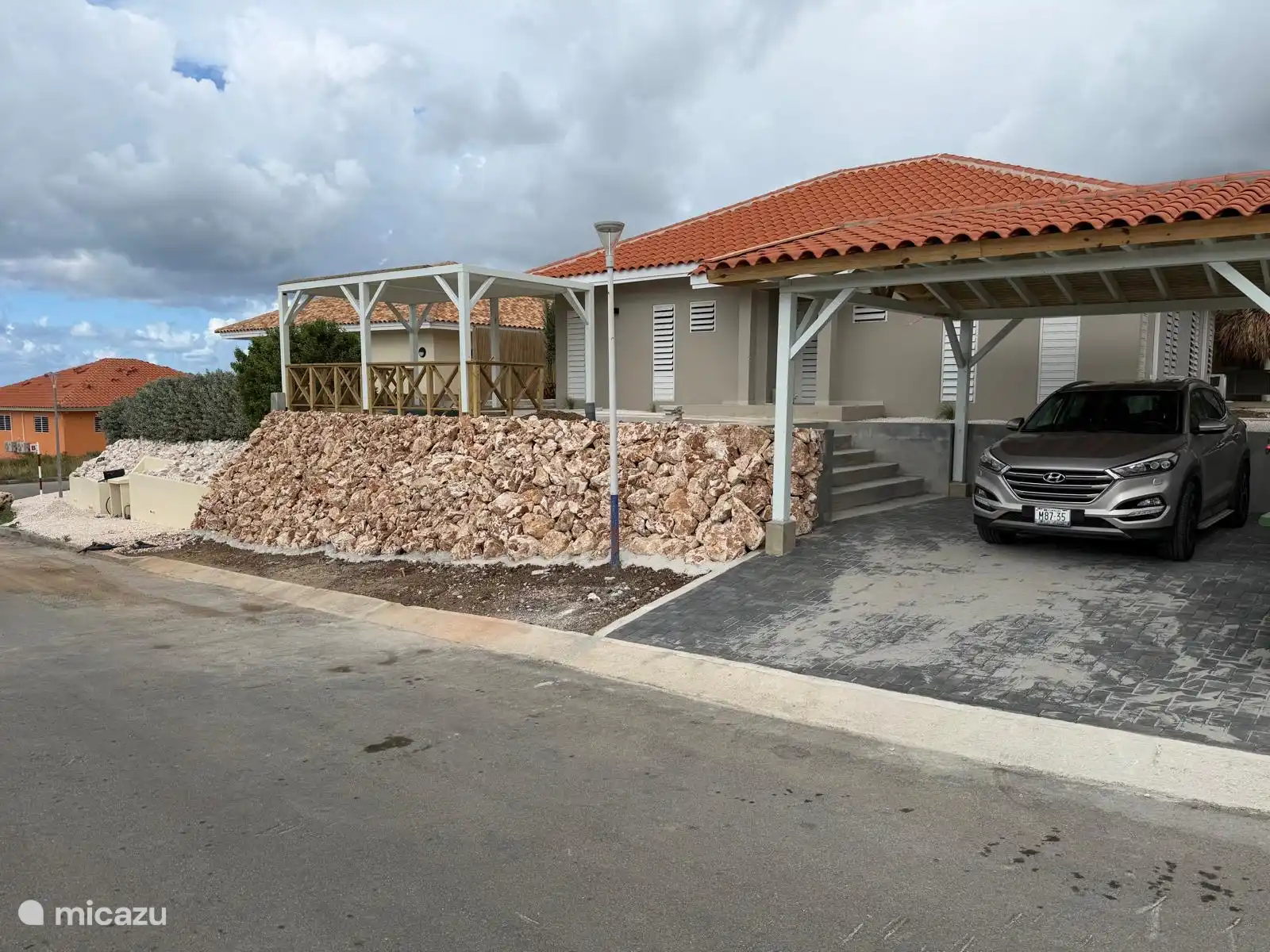 Op de foto is de pergola nog in aanbouw. De pergola krijgt een heerlijke loungebank en heeft mooi uitzicht over het park en zelfs een klein stukje zeezicht. Het huis ligt heerlijk op de windkant. 