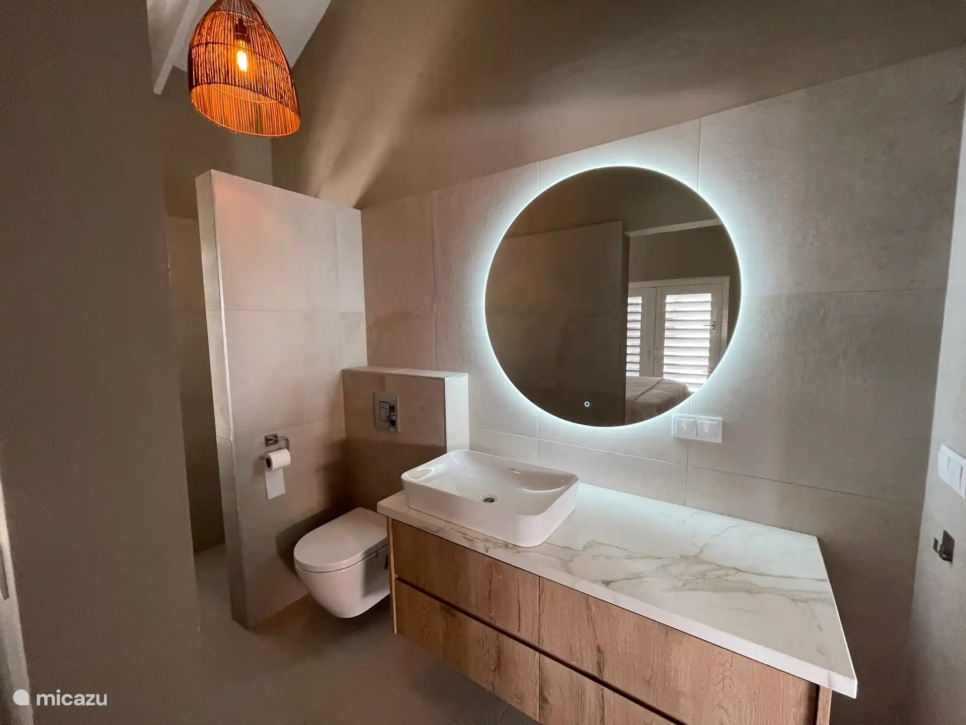 Ieder slaapkamer heeft dezelfde badkamer, regendouche en toilet.