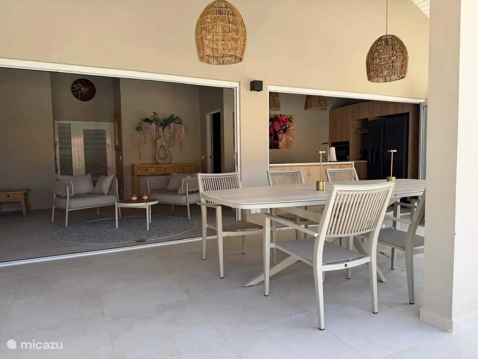 Ruime Porch met een eettafel voor max 8 personen