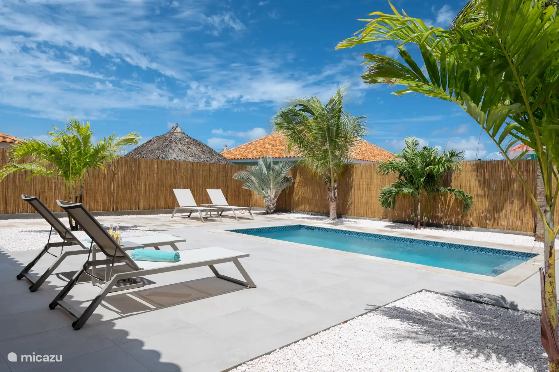 Een heerlijk tropisch tuin met zwembad en veel privacy