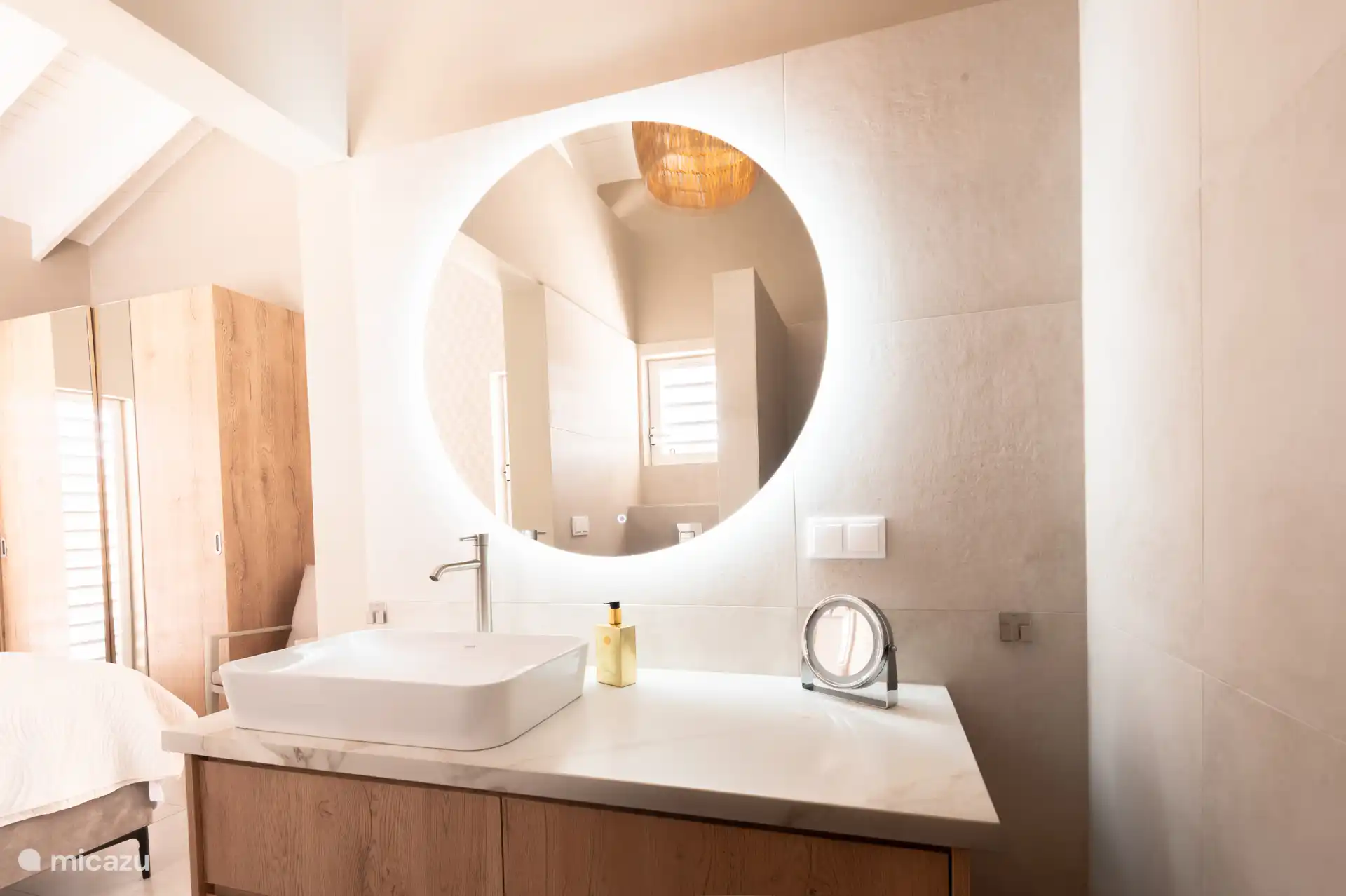 Wastafel met een grote verlichte spiegel