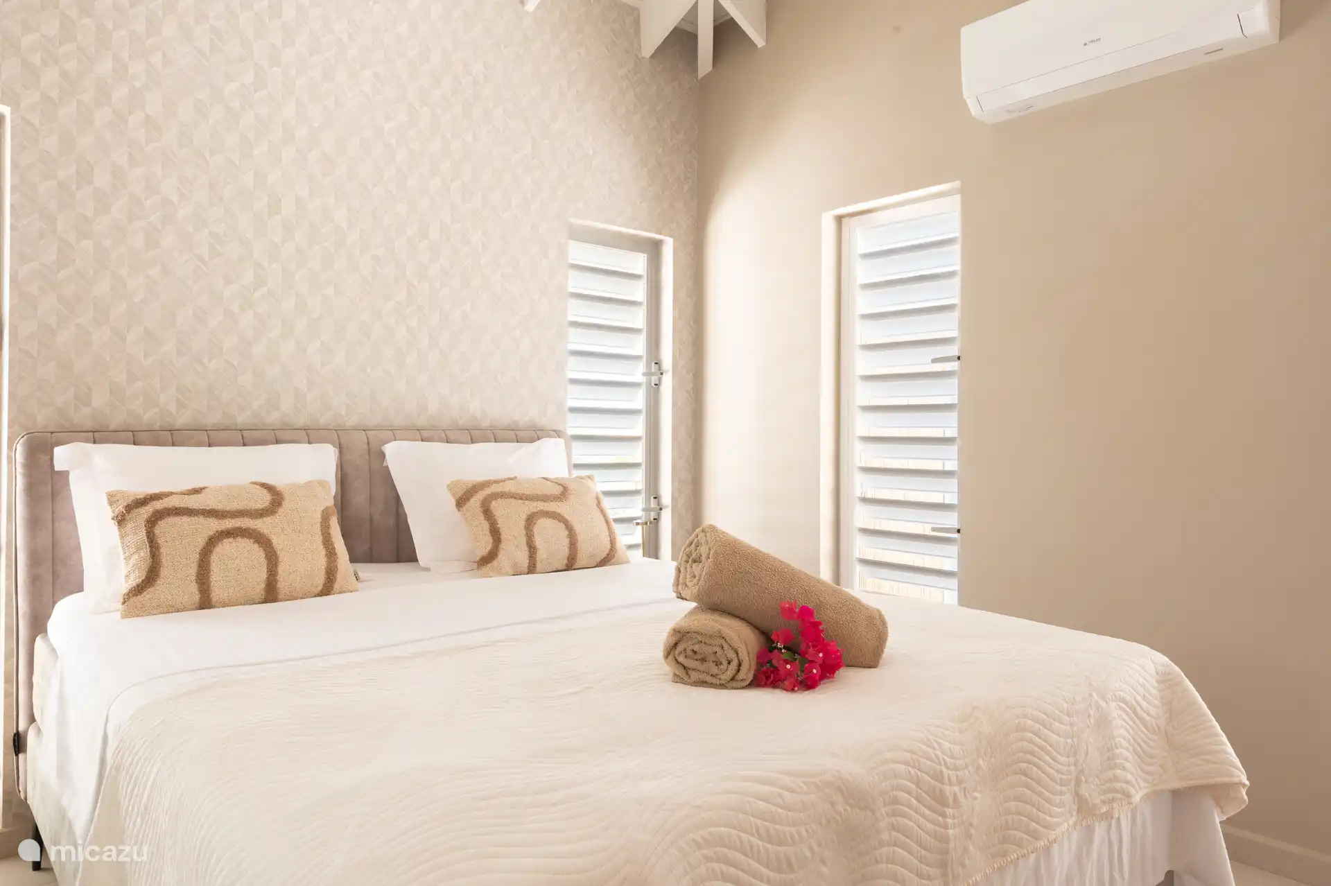 Deze comfortabele bedden hebben een afmeting van 180 cm x 210 cm.