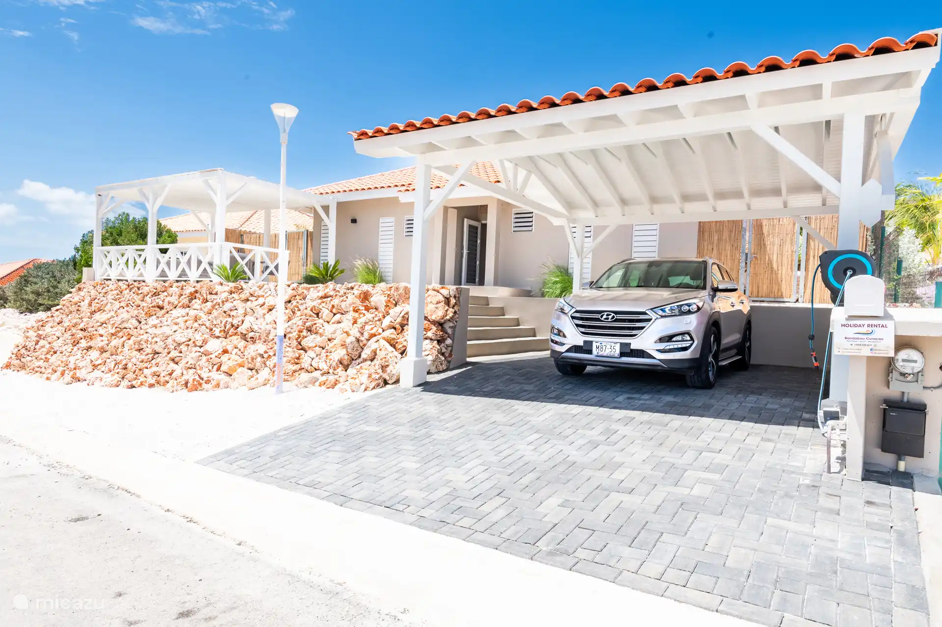 De voorkant van de villa. Deze gezins auto is optioneel bij te huren.
