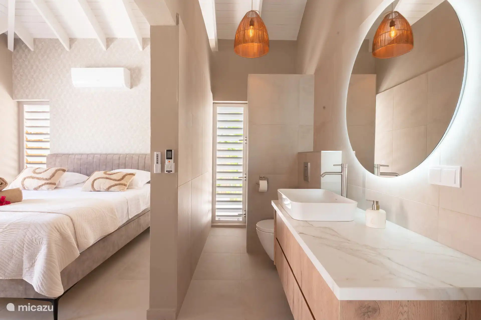 Elke slaapkamer is voorzien van plafonventilatoren, ruime kledingkast, airco, wasmeubel met spiegel, toilet en een regendouche.