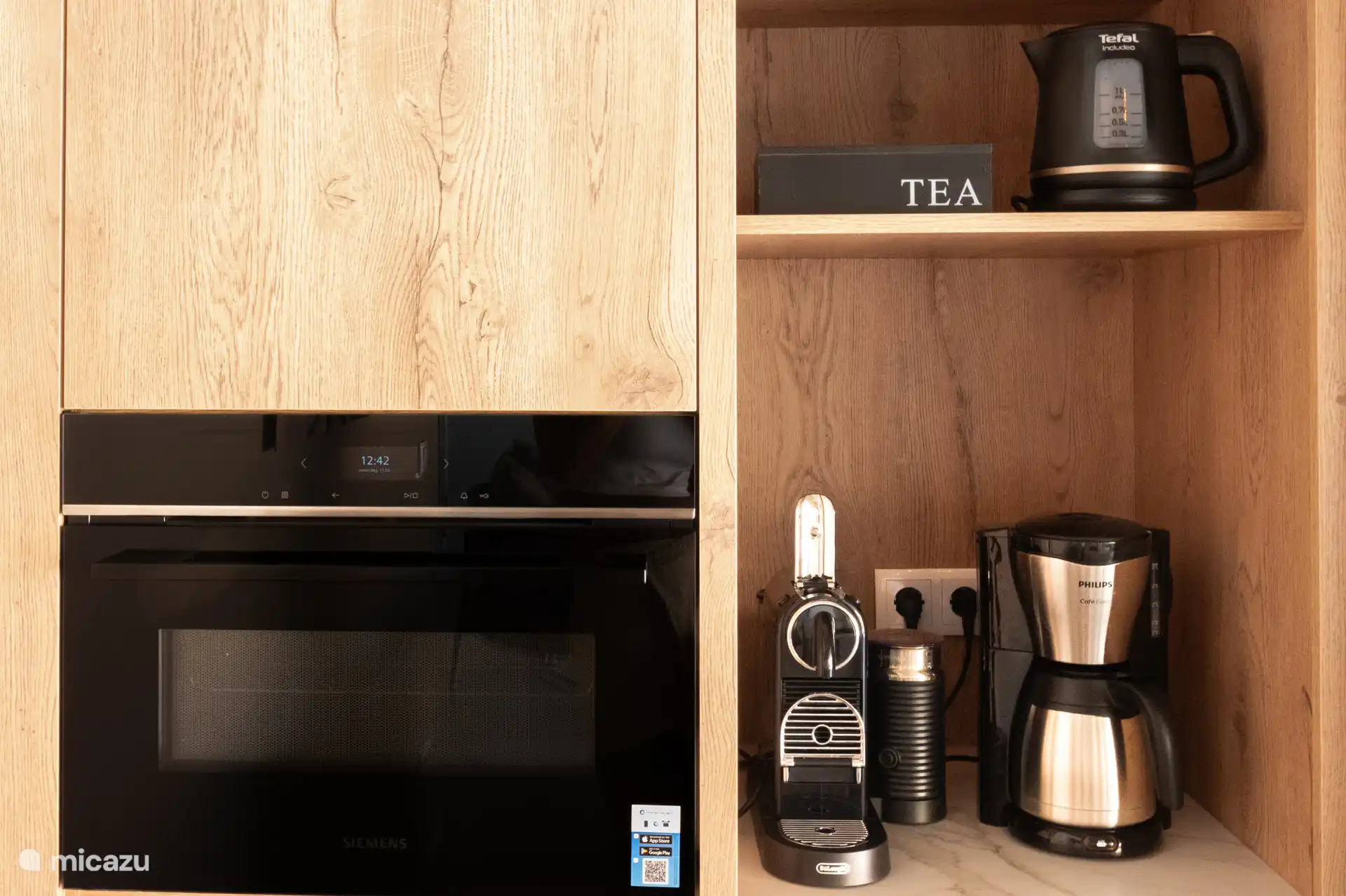 De keuken is van alle gemakken voorzien. Combi oven, nespresso met melkopschuimer, filter koffiezetapparaat, waterkoker, vaatwasser en een grote Amerikaanse koel/vrieskast.