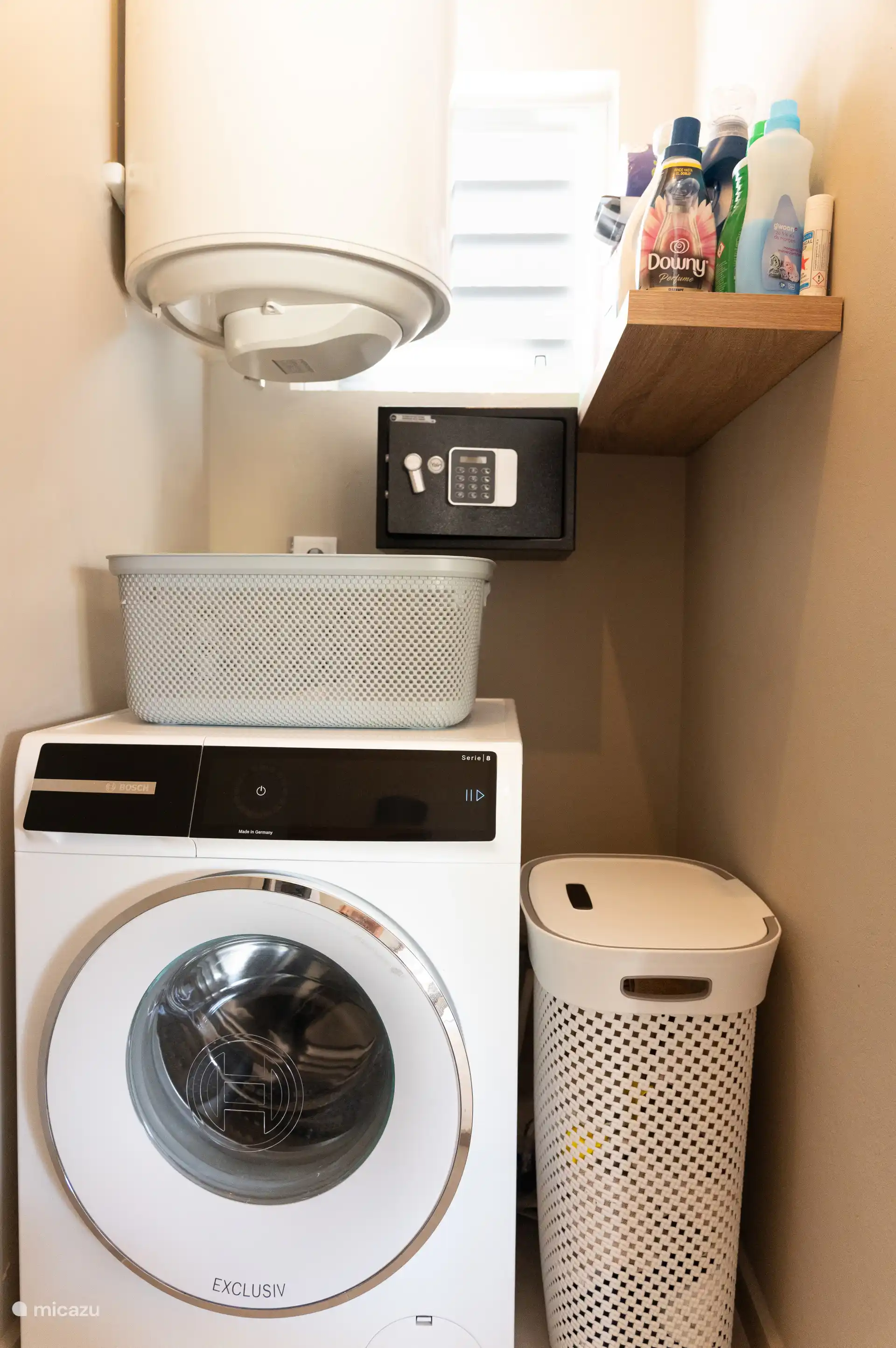 De villa heeft een wasmachine en een kluis