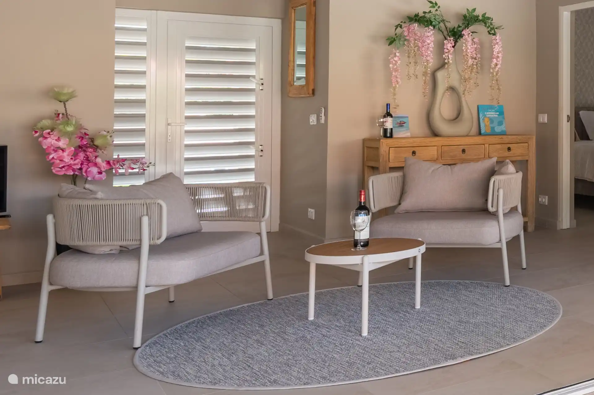 De woonkamer heeft een grote plafonventilator en een televisie.