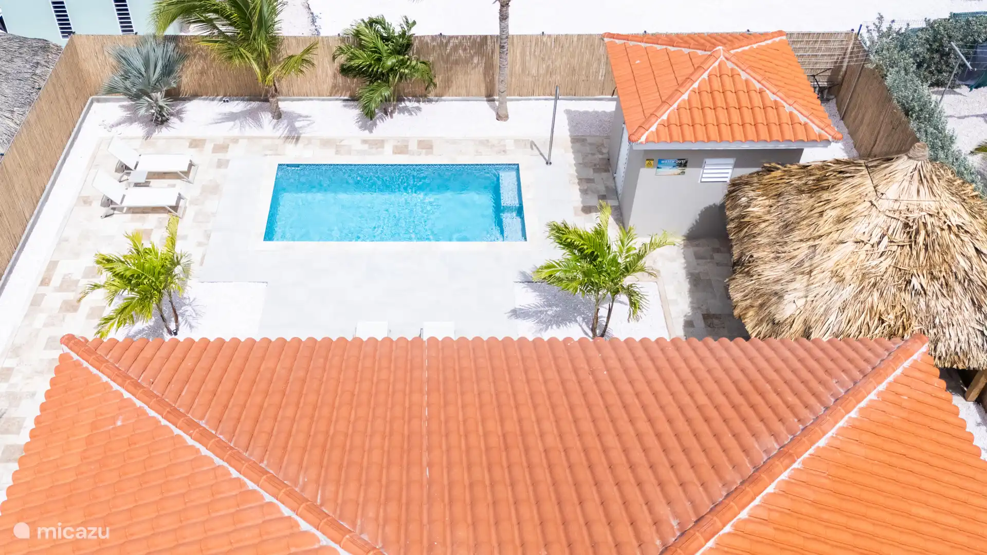 Een heerlijk ruime tropische tuin met zwembad, buiten douche en palapa