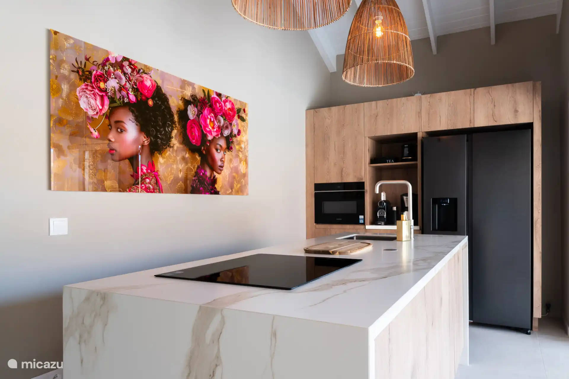 Een heerlijk kookeiland voorzien van alle gemakken.