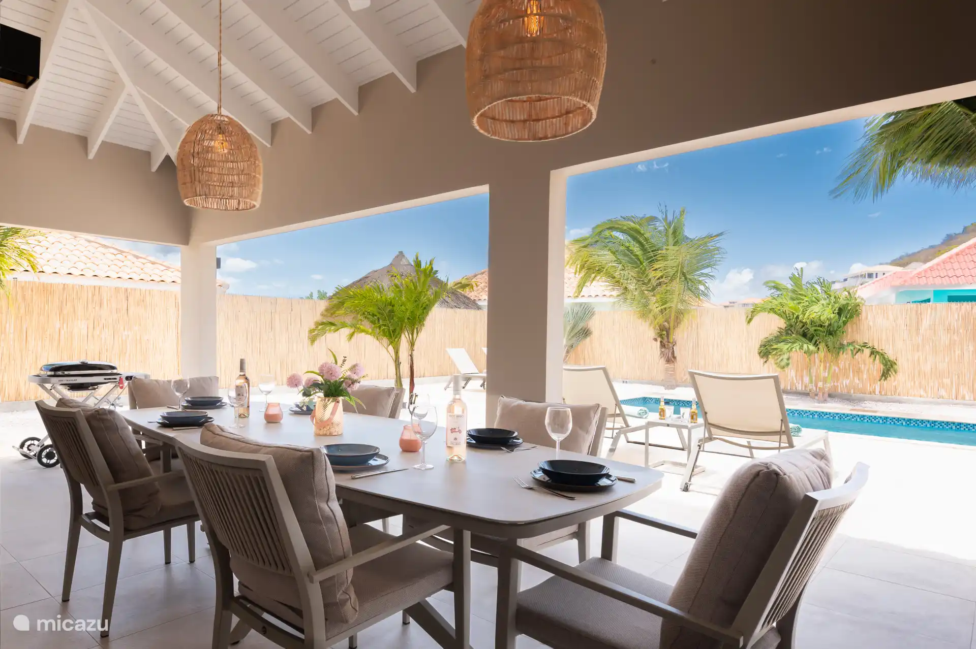 Disfruta bajo el Porsche a la sombra. Vista de la piscina tropical