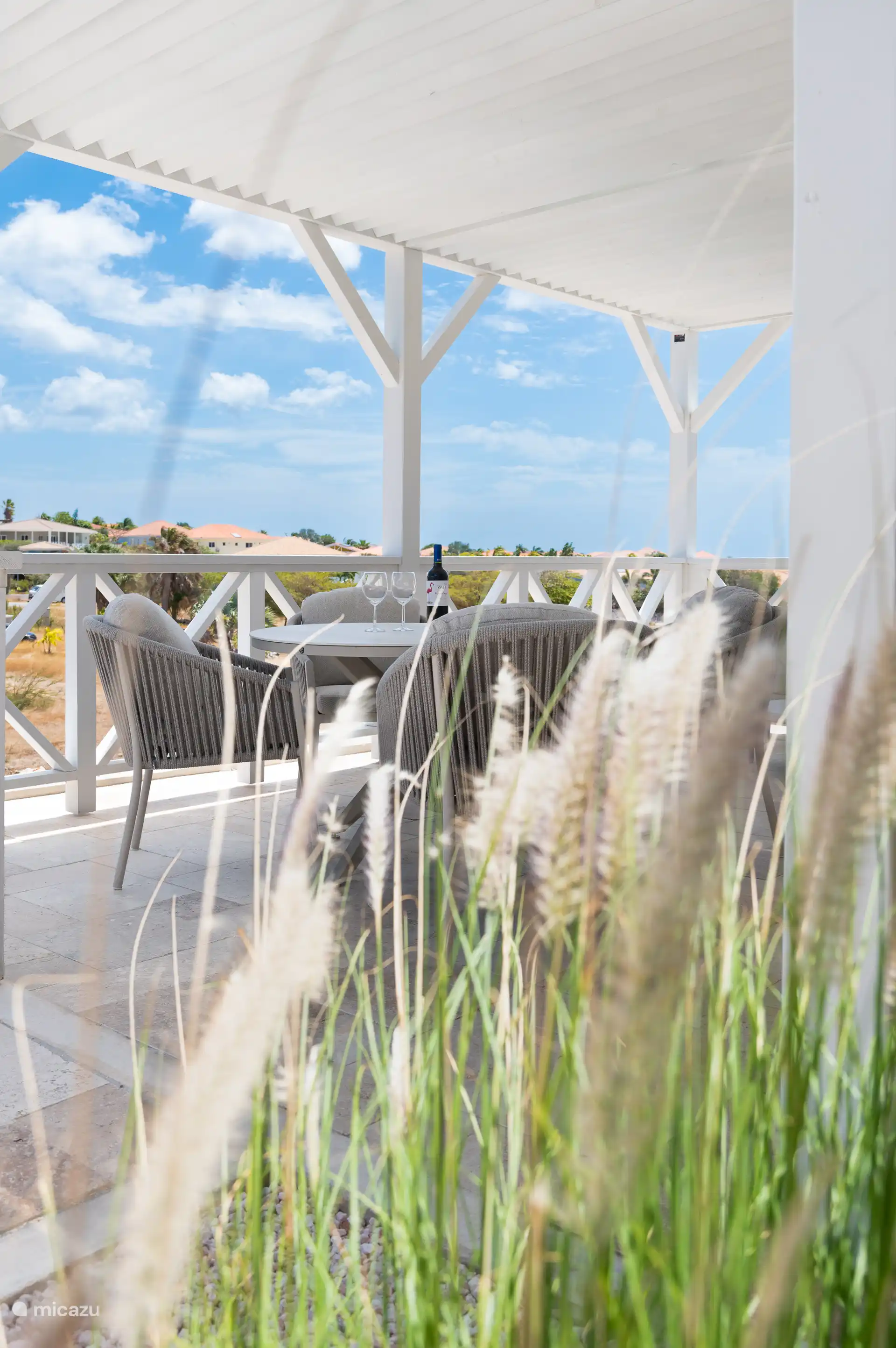 Aan de voorzijde van het huis bevindt zich nog een pergola met een comfortabele loungebank en een tafel met 4 stoelen. Hier kunt u heerlijk genieten van het prachtige uitzicht.