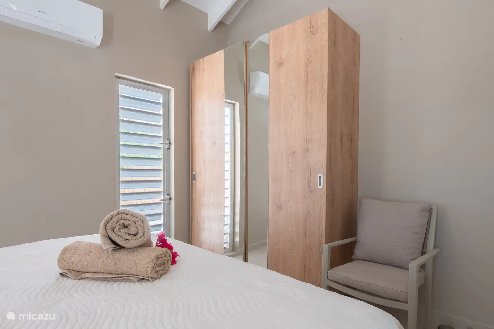 Elke slaapkamer is voorzien van plafonventilatoren, ruime kledingkast, airco, wasmeubel met spiegel, toilet en een regendouche.