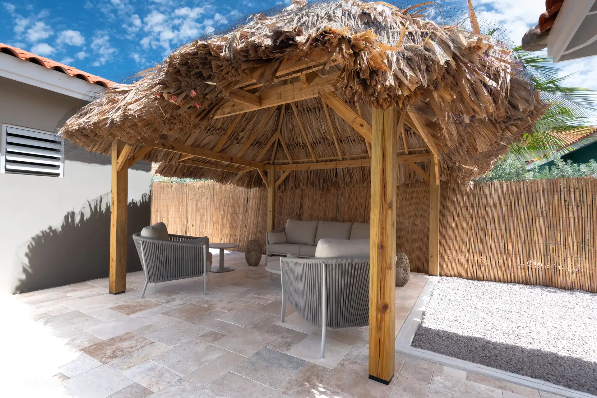 Comfortabele zithoek onder de palapa.