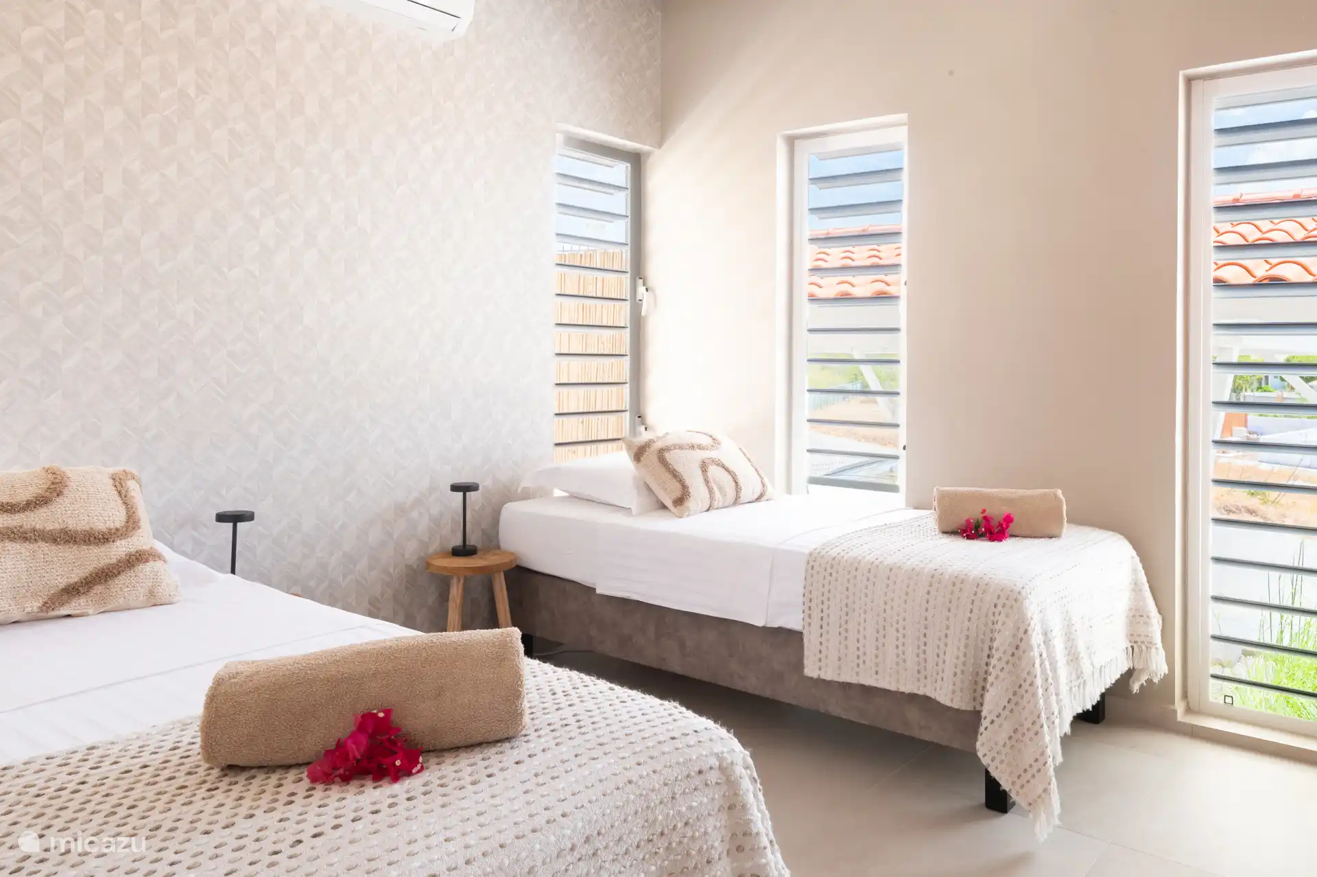 Deze slaapkamer heeft 2x eenpersoonsbed 90x200 cm. Deze bedden kunnen ook tegen elkaar aangeschoven worden.